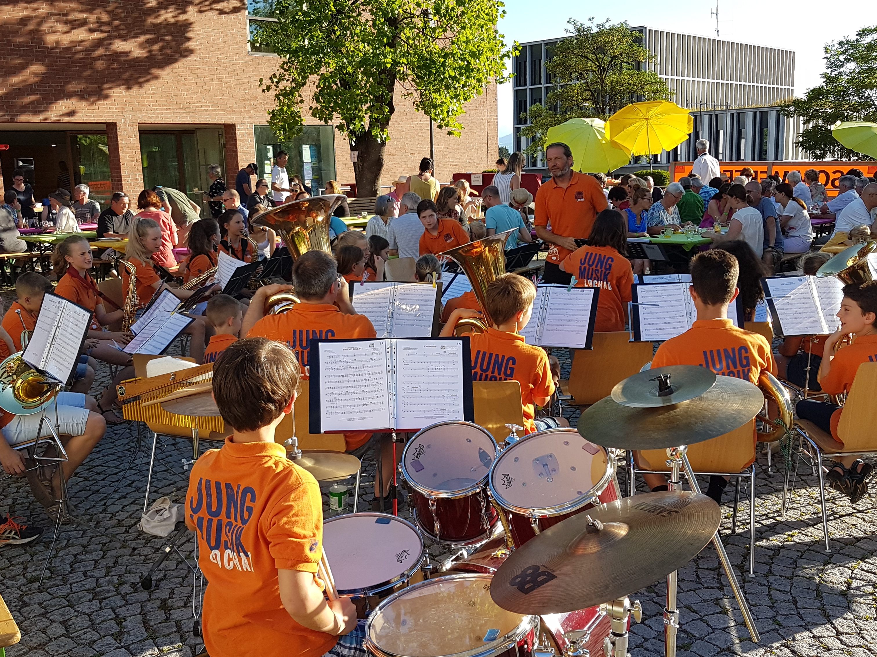 Einladung zum stimmungsvollen „Sommerfest der Pfarre Lochau“ auf dem Platz vor dem Pfarrheim Franz Xaver – ein blasmusikalischer Frühschoppen in geselliger Atmosphäre!