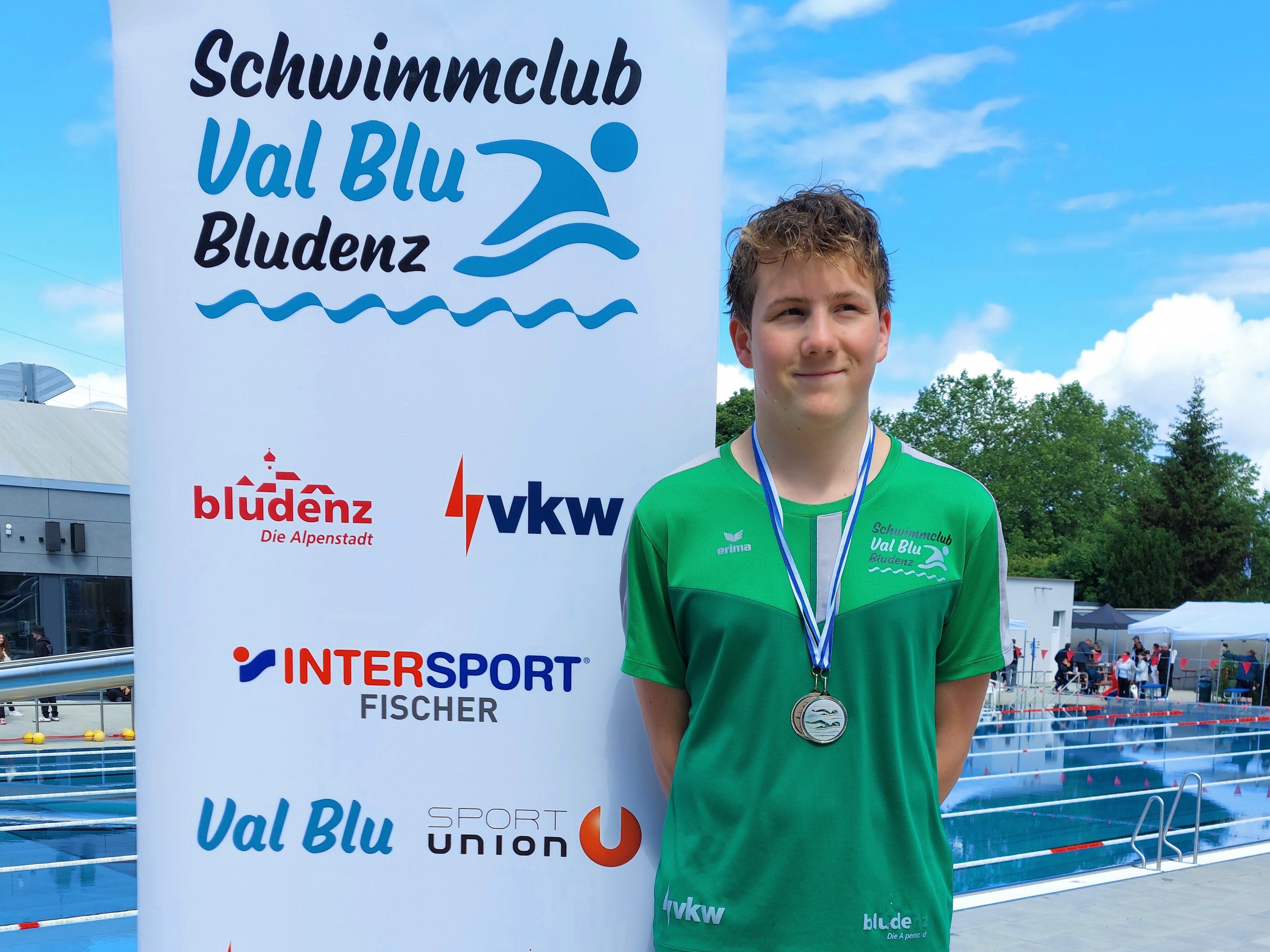 Niklas Tschamon freut sich über seine Medaillen Niklas Tschamon freut sich über seine Medaillen