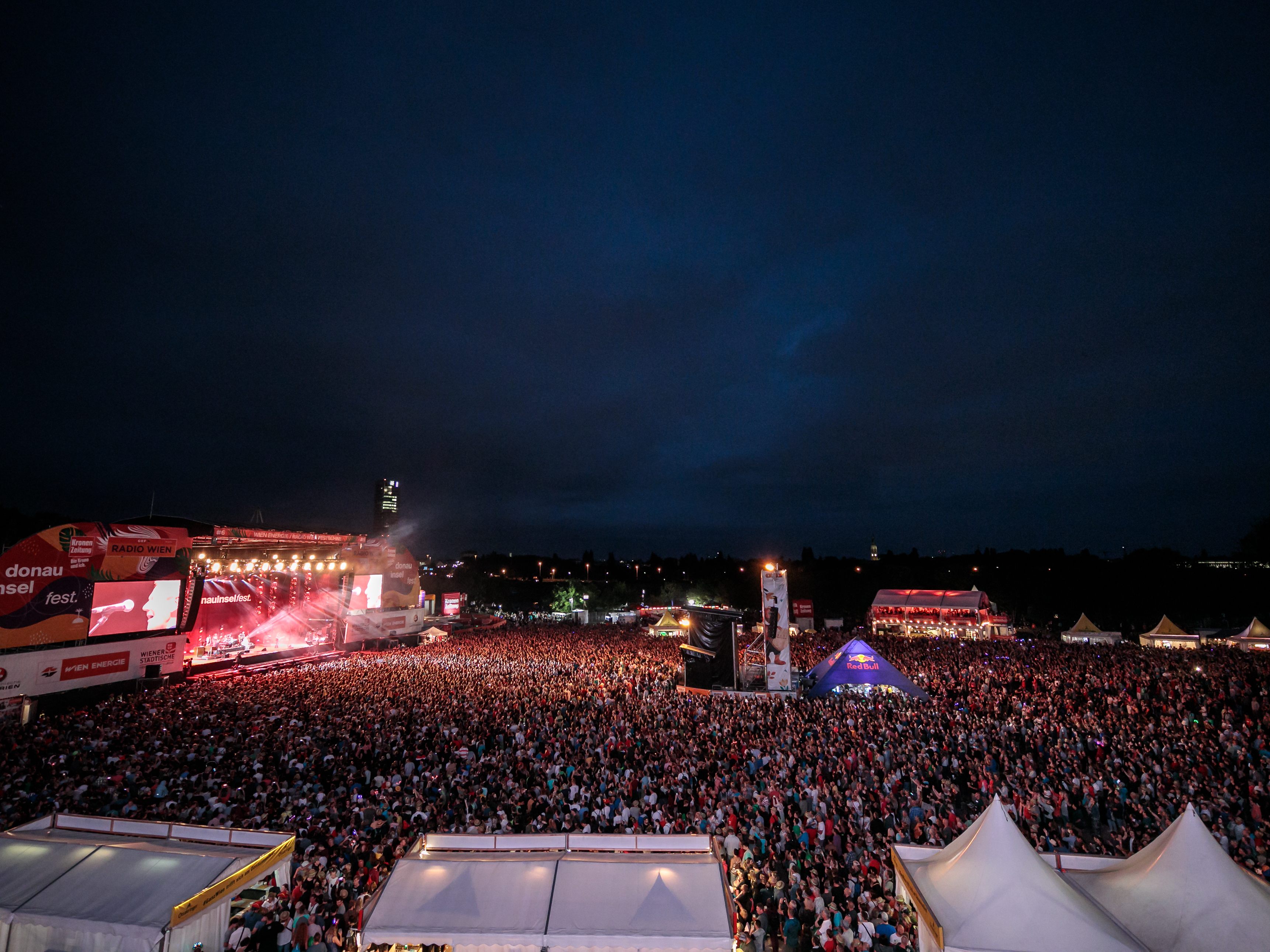 Die Wienerlied-Bühne beim Donauinselfest bietet ein abwechslungsreiches Programm. Die Wienerlied-Bühne beim Donauinselfest bietet ein abwechslungsreiches Programm.