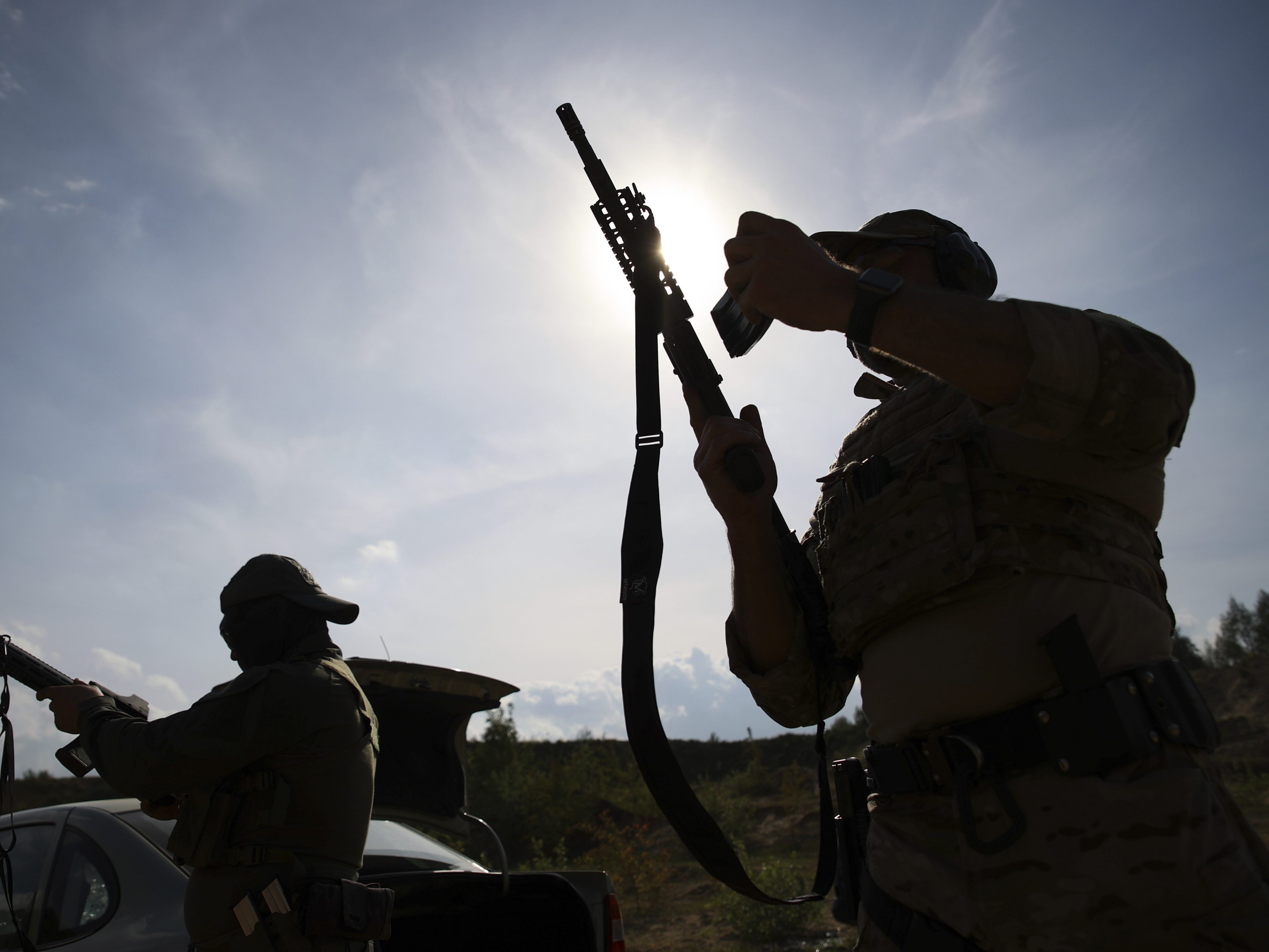 Freiwillige ausländische Kämpfer der Internationalen Verteidigungs Legion der Ukraine üben den Umgang mit den Waffen. Freiwillige ausländische Kämpfer der Internationalen Verteidigungs Legion der Ukraine üben den Umgang mit den Waffen.