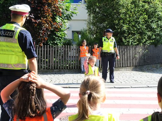 Das richtige Überqueren des Schutzweges will gelernt sein Das richtige Überqueren des Schutzweges will gelernt sein
