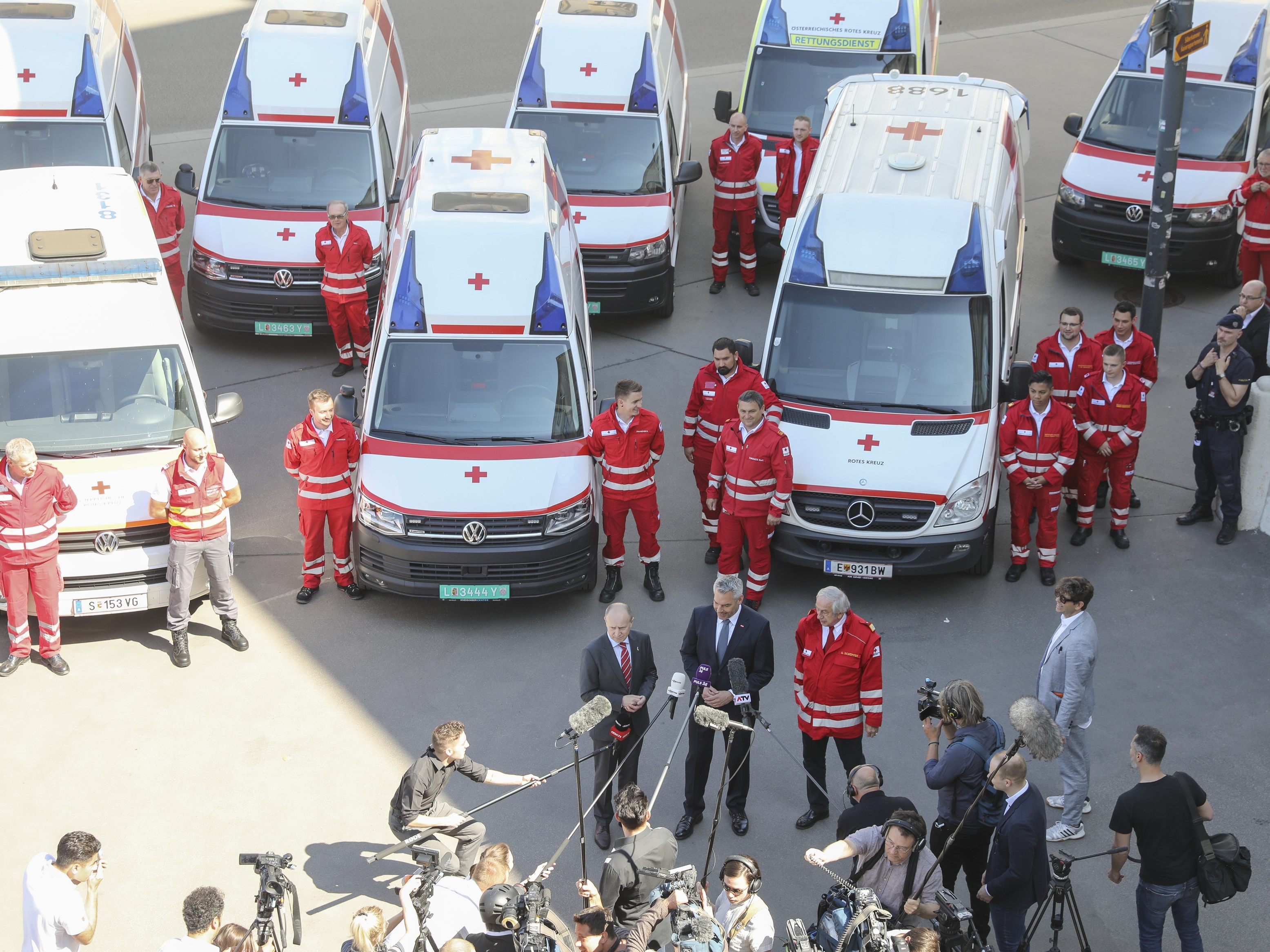 Kommandant Thomas Maierhofer und Stefan Büchele von der Rotkreuz-Abteilung Hohenems überstellten den vom Roten Kreuz Vorarlberg bereitgestellten Rettungswagen in die Ukraine. Auf dem Ballhausplatz in Wien fand vor der Abfahrt in die Ukraine die offizielle Verabschiedung der Rotkreuz-Fahrzeugkolonne, bestehend aus acht Rettungswagen, statt.