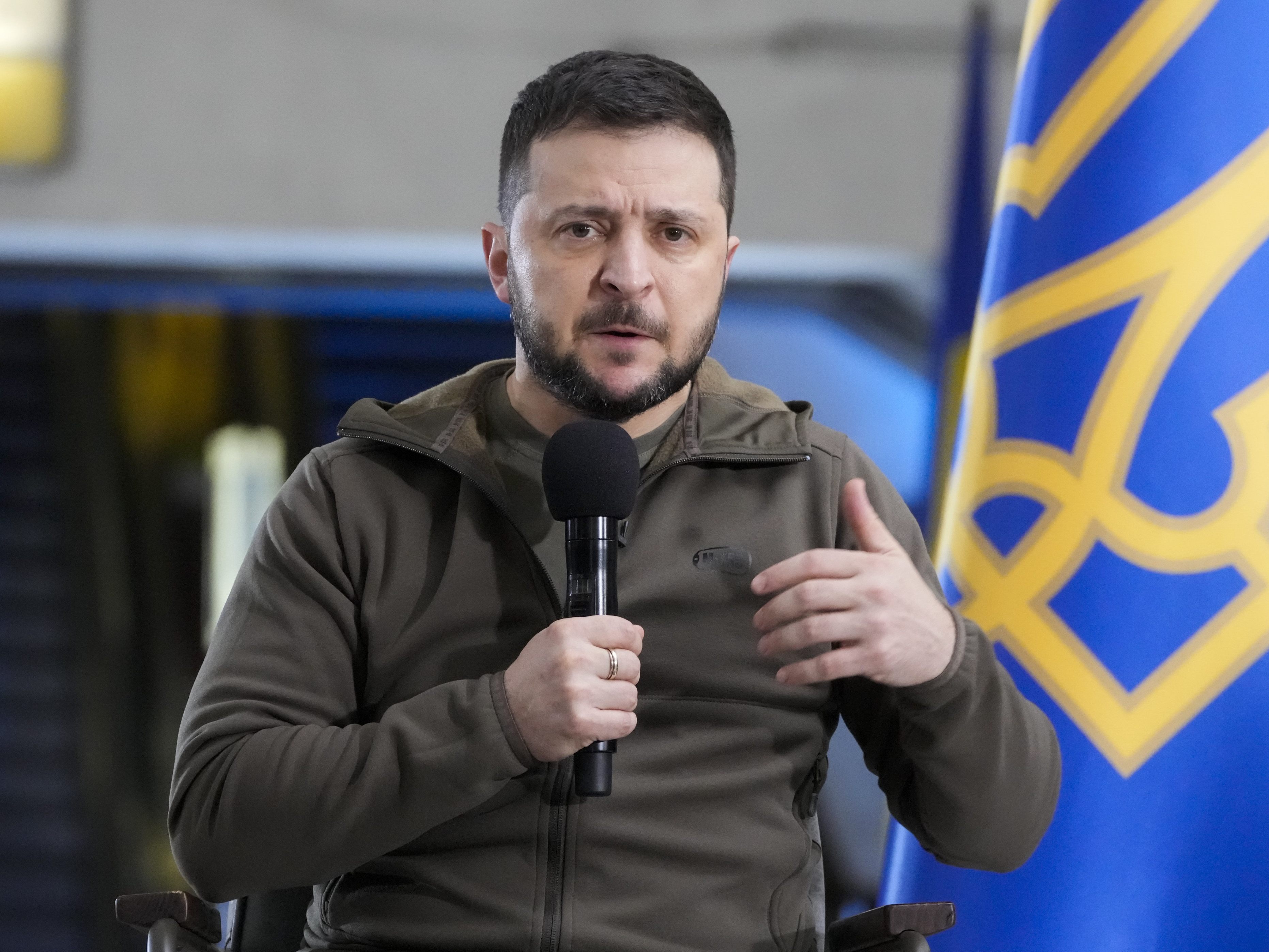 Ukraines Präsident Selenskyj: Armee stemmt sich auf Schlachtfeld im Osten mutig gegen Feind. Ukraines Präsident Selenskyj: Armee stemmt sich auf Schlachtfeld im Osten mutig gegen Feind.