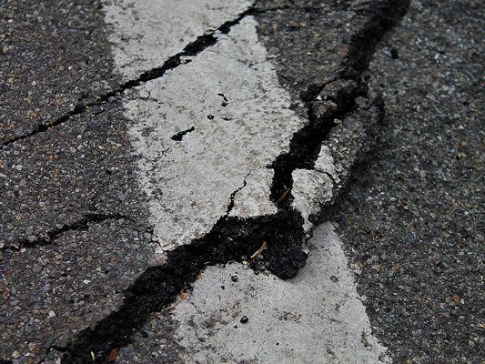 Bei der Straßensanierung in Bludenz werden Fahrbahnrisse behoben Bei der Straßensanierung in Bludenz werden Fahrbahnrisse behoben