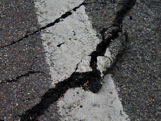 Bei der Straßensanierung in Bludenz werden Fahrbahnrisse behoben