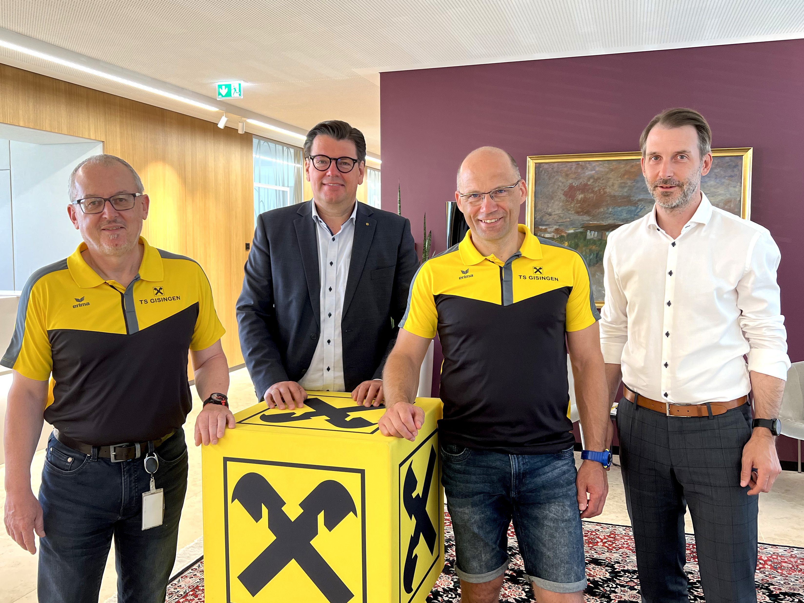 Die Raiffeisenbank Montfort bleibt weiterhin Hauptsponsor Die Raiffeisenbank Montfort bleibt weiterhin Hauptsponsor