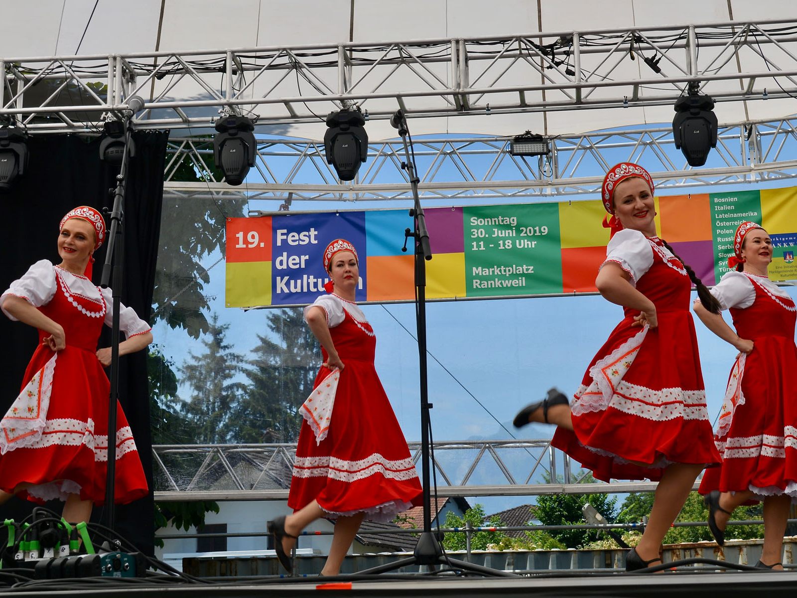 Traditionelle Tänze beim Fest der Kulturen.