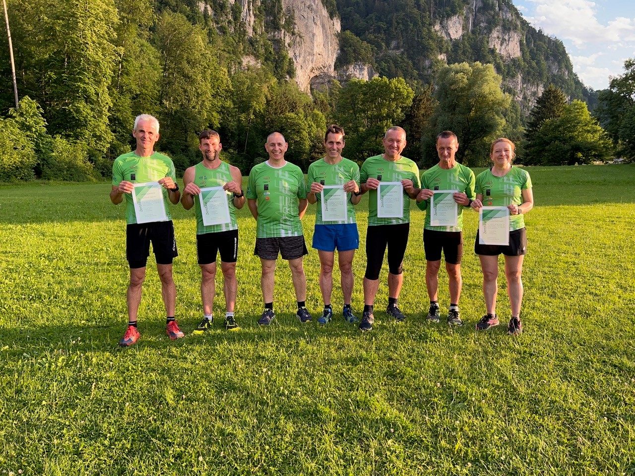 Die stolzen Absolventinnen und Absolventen des Trainerfortbildungskurses Die stolzen Absolventinnen und Absolventen des Trainerfortbildungskurses
