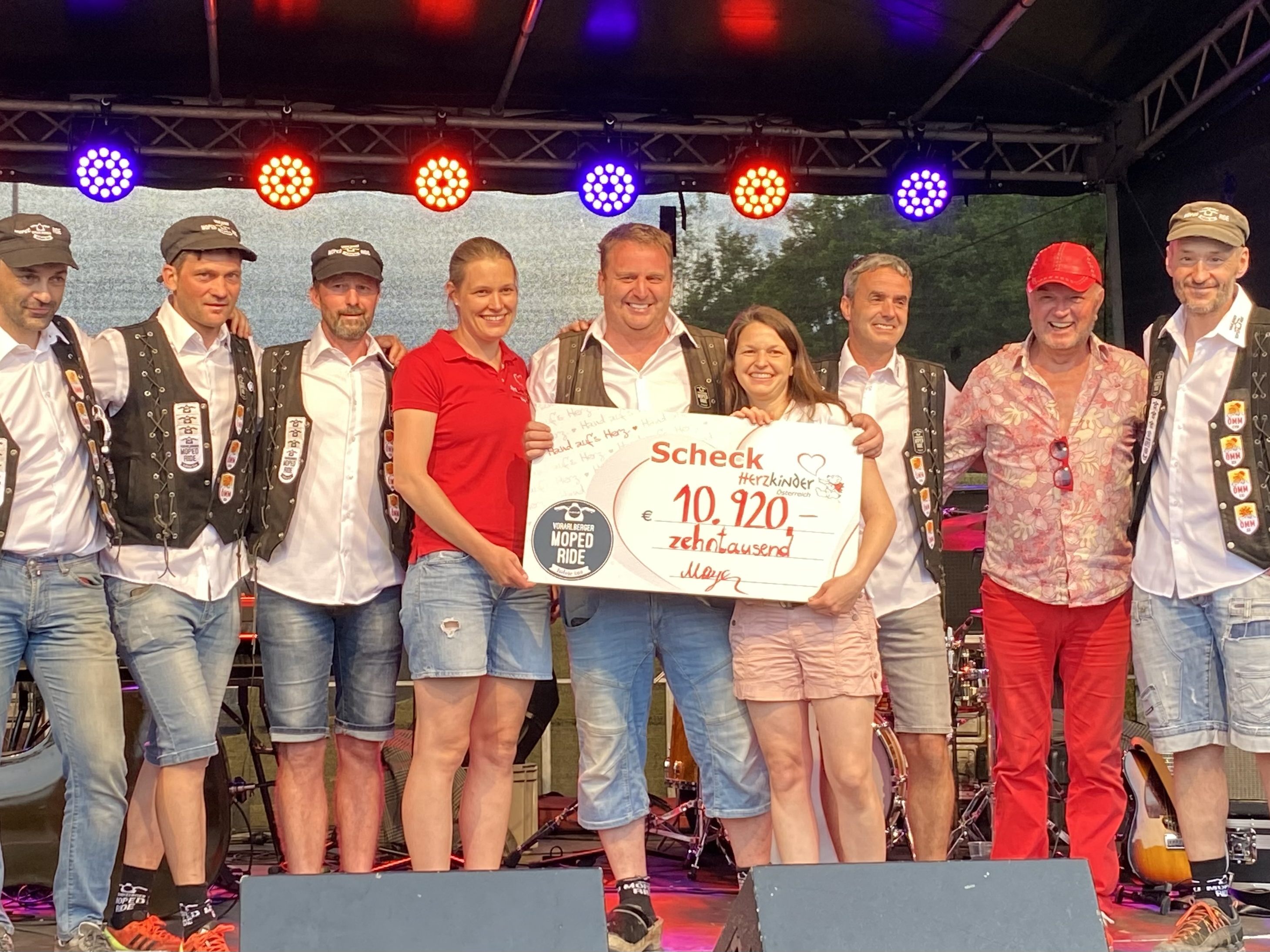 Scheckübergabe auf der Mohren-Moped-Party Scheckübergabe auf der Mohren-Moped-Party