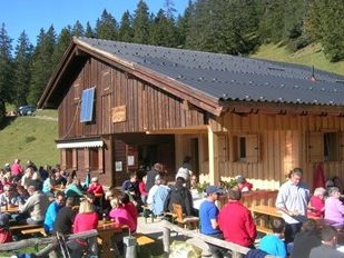 Die Valscherina-Hütte ist ein beliebtes Wanderziel, diesen Sonntag findet eine Bergmesse statt. Die Valscherina-Hütte ist ein beliebtes Wanderziel, diesen Sonntag findet eine Bergmesse statt.
