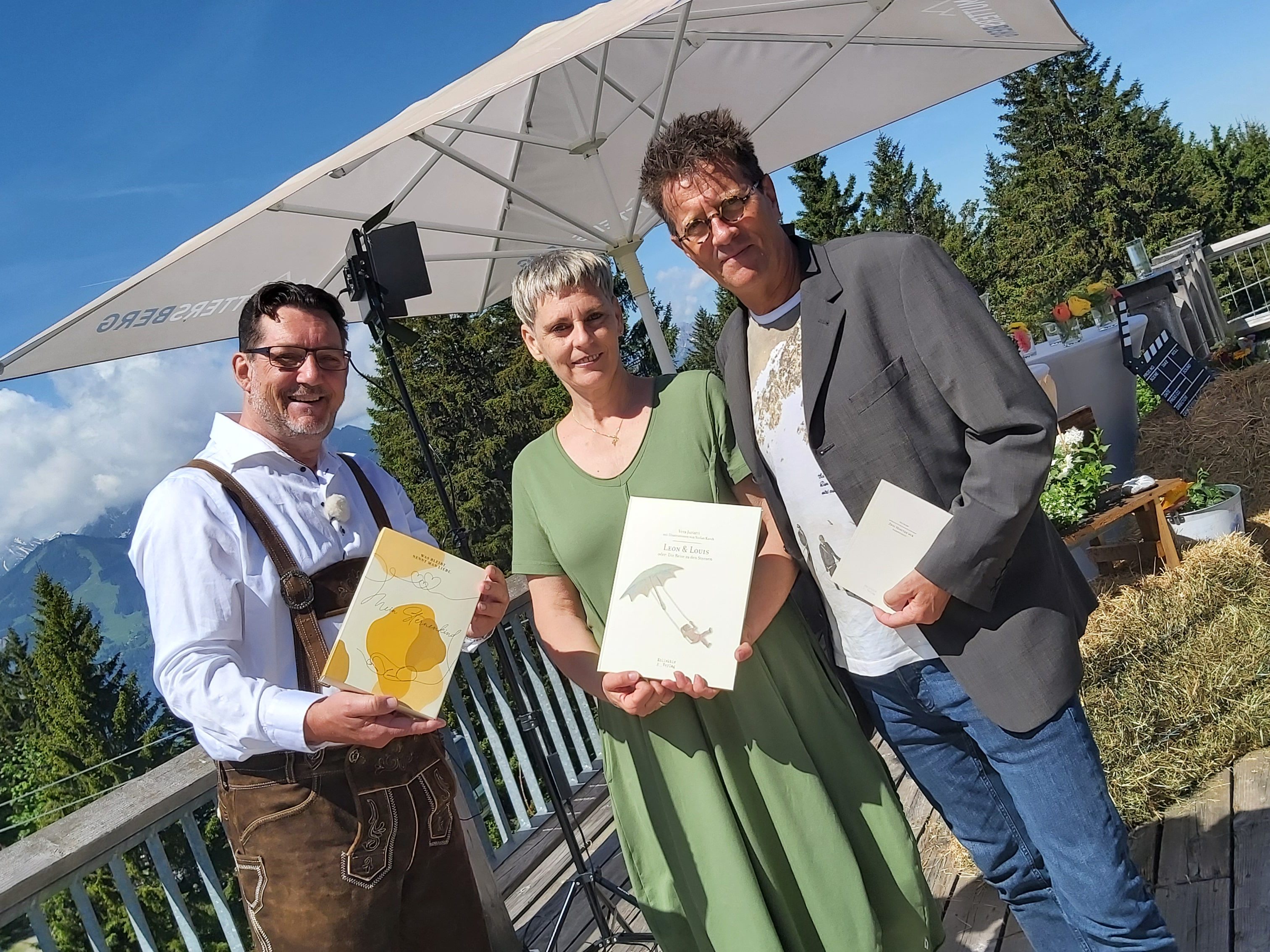 Vera und Rainer Juriatti (re) sprechen bei Andreas Seeburger (li) über das Tabuthema Totgeburten und bieten Hilfe für Sternenkindeltern an. Vera und Rainer Juriatti (re) sprechen bei Andreas Seeburger (li) über das Tabuthema Totgeburten und bieten Hilfe für Sternenkindeltern an.