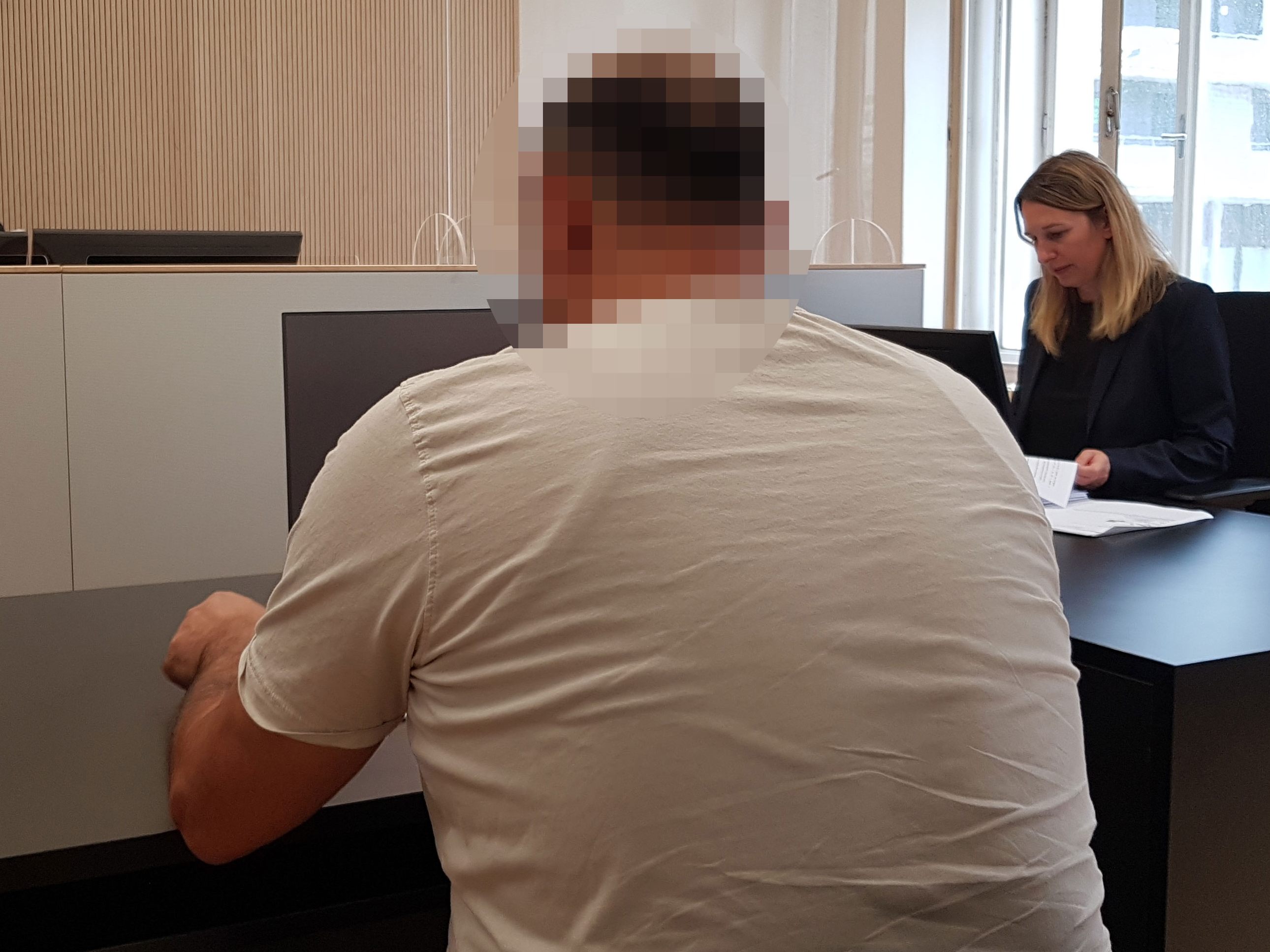 Der Mann hat mit 500 Schweizer Vignetten Kunden betrogen.