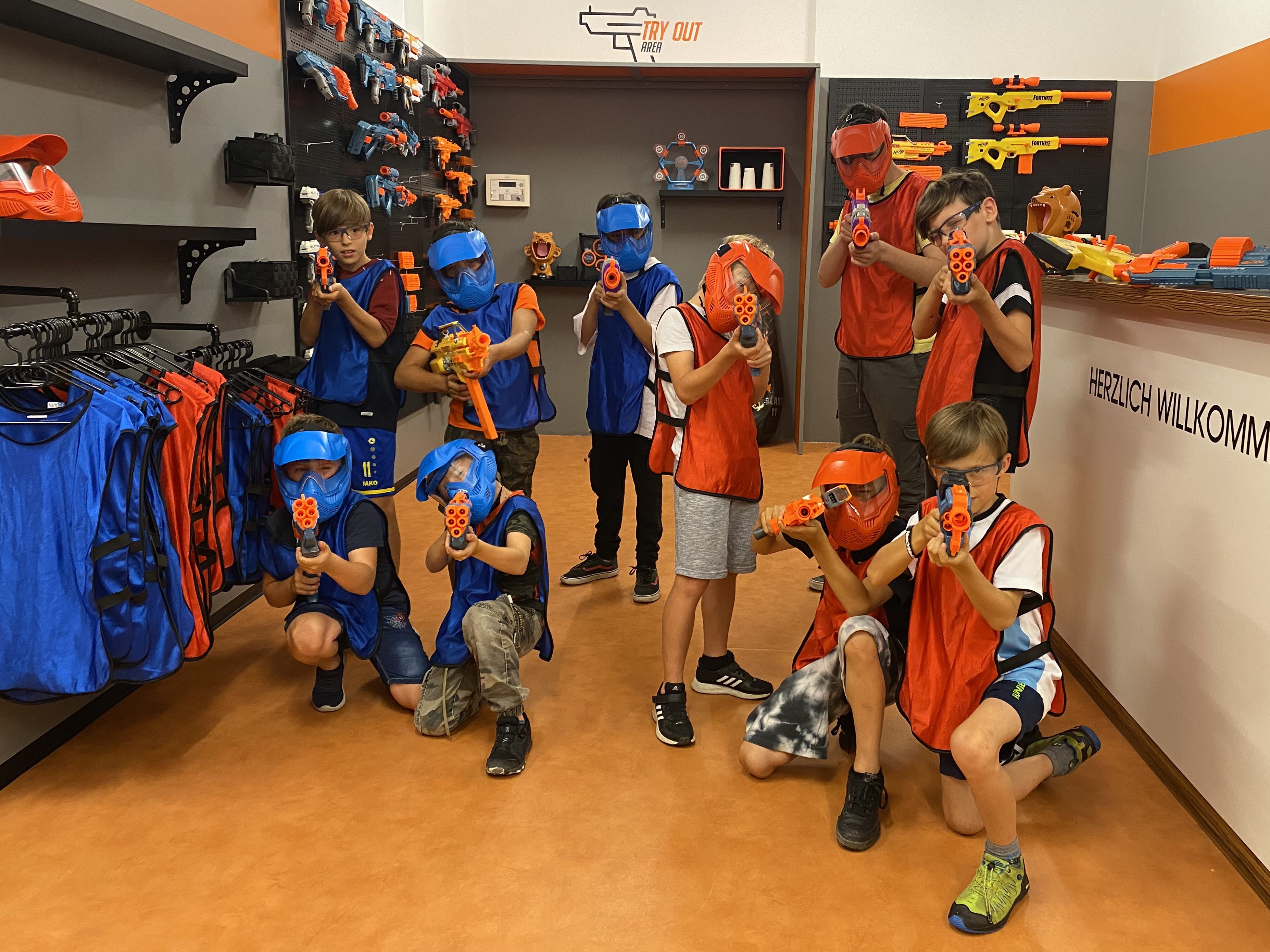 Eine Gruppe Burschen in der Blaster Arena. Eine Gruppe Burschen in der Blaster Arena.