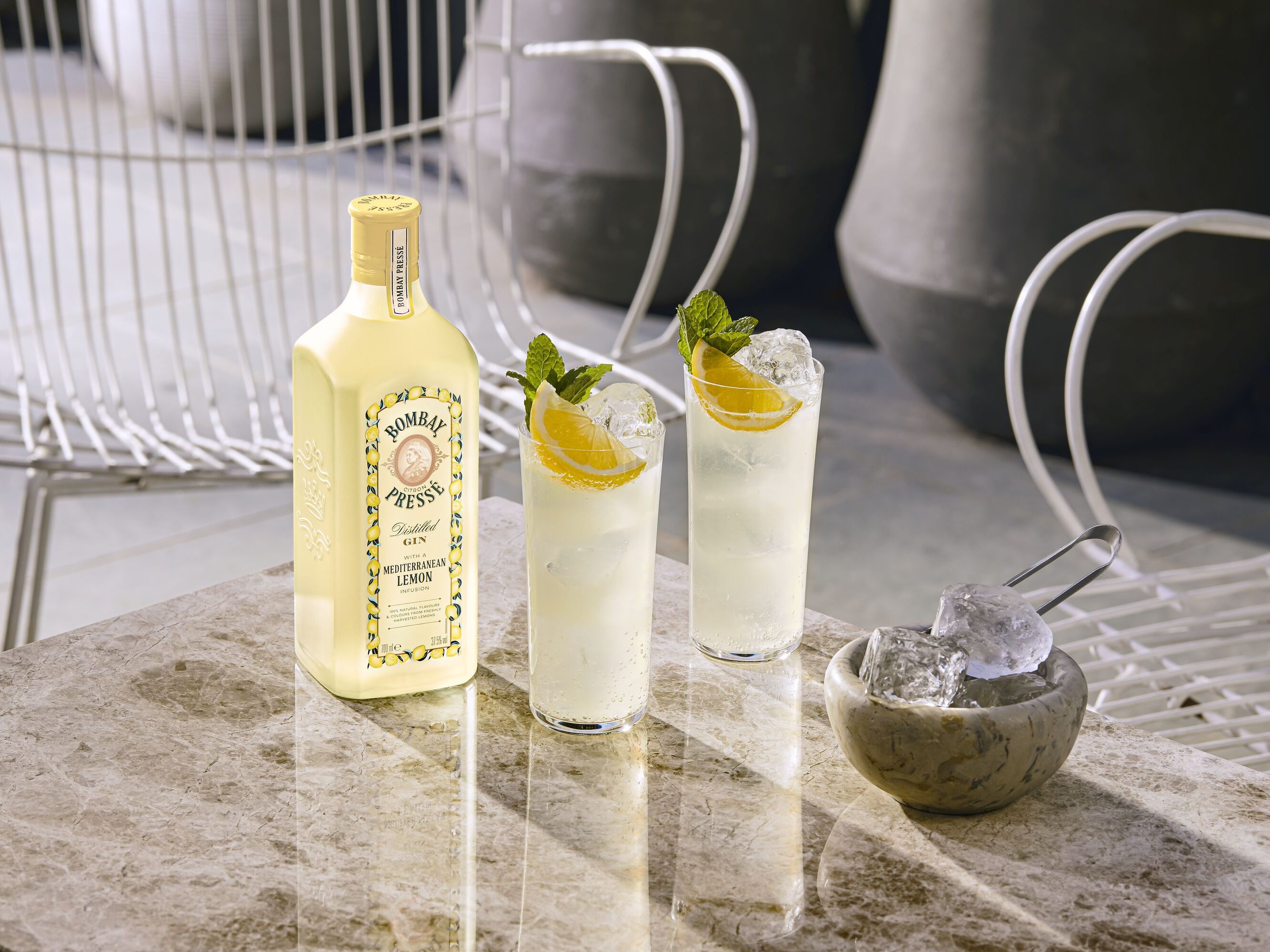 Mit BOMBAY Citron Pressé wird der Sommer gin-tastisch. Mit BOMBAY Citron Pressé wird der Sommer gin-tastisch.