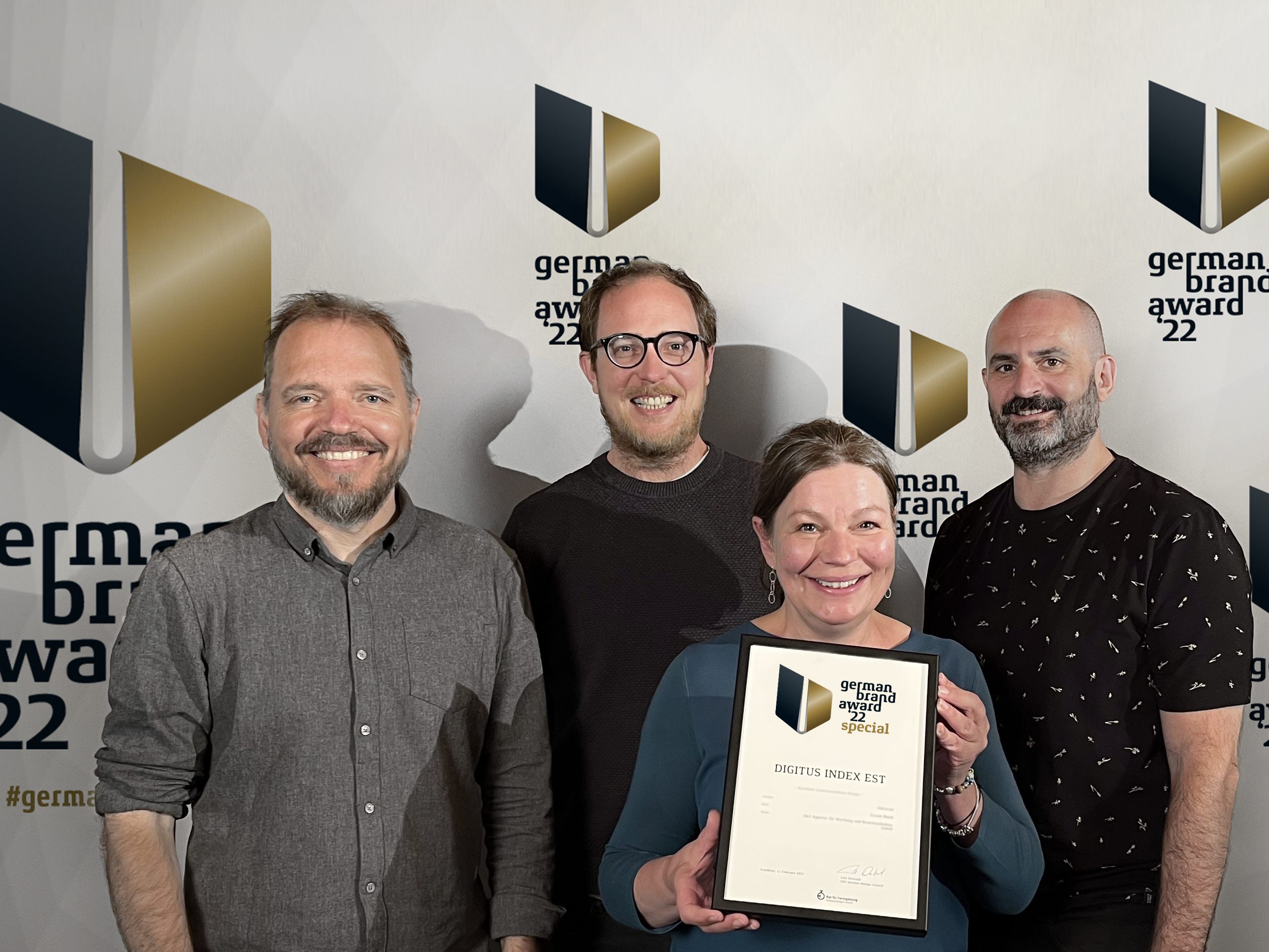 German Brand Award 2022 für die3 Die Dornbirner Werbeagentur die3 wurde beim German Brand Award 2022 mit dem Projekt „Digitus Index est“ in der Kategorie „Excellence in Brand Strategy and Creation“ ausgezeichnet. Im Bild: Mario Lorenz, Alex Welzenbach, Petra Lorenz-Grass, Sascha Grabherr (von links). German Brand Award 2022 für die3 Die Dornbirner Werbeagentur die3 wurde beim German Brand Award 2022 mit dem Projekt „Digitus Index est“ in der Kategorie „Excellence in Brand Strategy and Creation“ ausgezeichnet. Im Bild: Mario Lorenz, Alex Welzenbach, Petra Lorenz-Grass, Sascha Grabherr (von links).