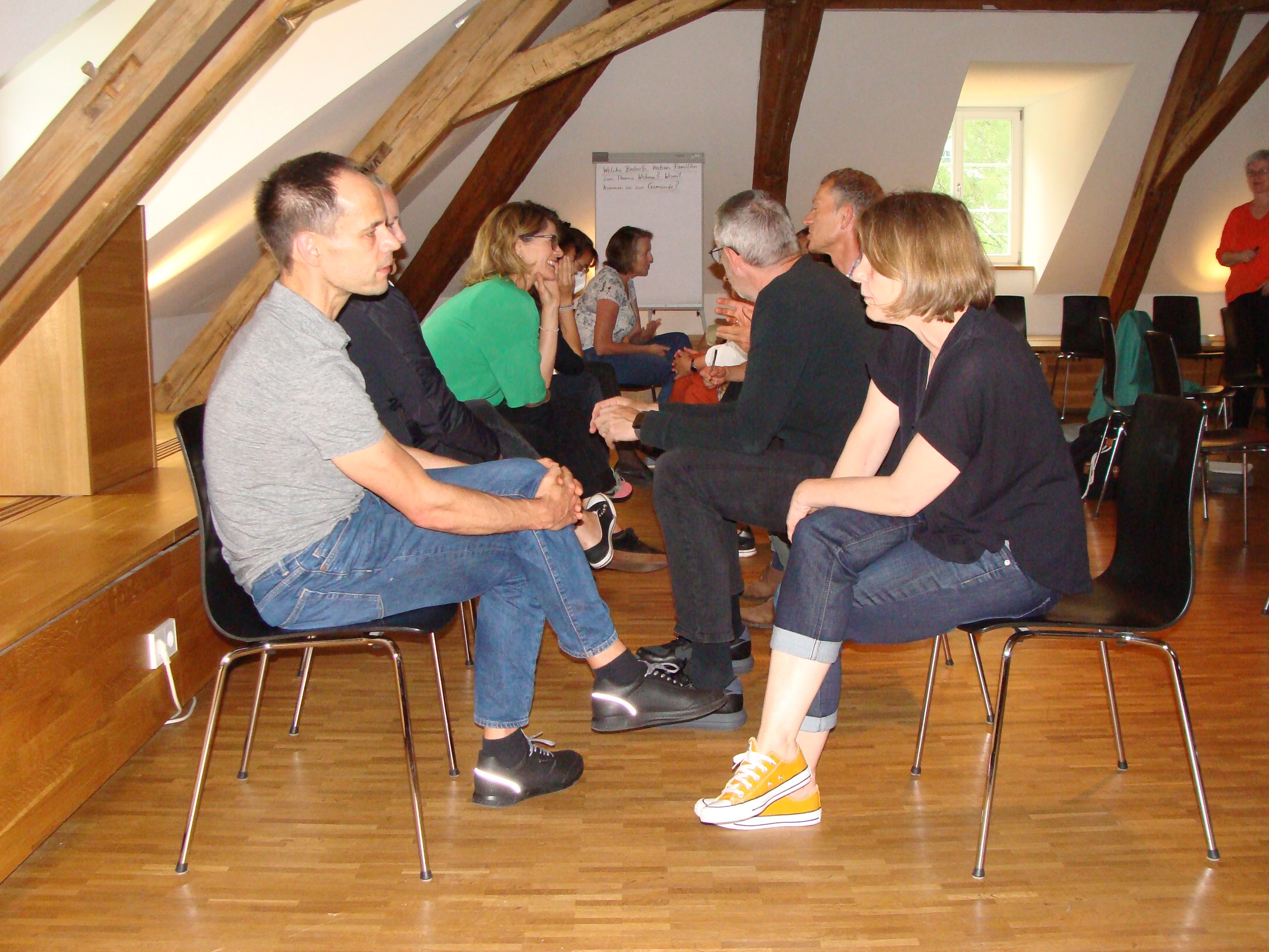 familieplus: Lernnetzwerk / Speakdating Beim Speakdating tauschten die Teilnehmende Erfahrungen zum Thema Wohnen und Familie aus ihren Gemeinden aus. familieplus: Lernnetzwerk / Speakdating Beim Speakdating tauschten die Teilnehmende Erfahrungen zum Thema Wohnen und Familie aus ihren Gemeinden aus.
