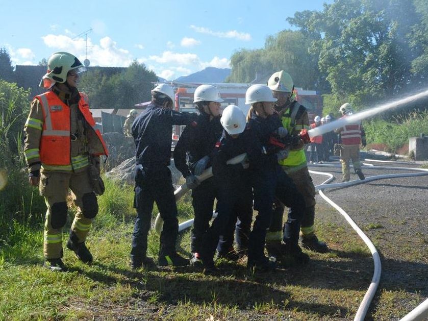 Einen Tag lang probte die Feuerwehrjugend den Ernstfall bei verschiedensten Einsätzen. Einen Tag lang probte die Feuerwehrjugend den Ernstfall bei verschiedensten Einsätzen.