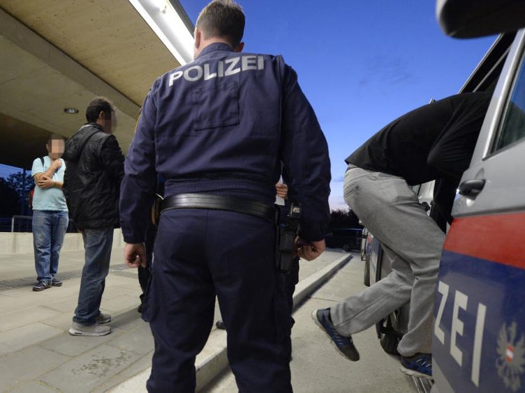 Das von der Polizei in Niederösterreich beschlagnahmte Fahrzeug der mutmaßlichen Schlepperbande. Das von der Polizei in Niederösterreich beschlagnahmte Fahrzeug der mutmaßlichen Schlepperbande.