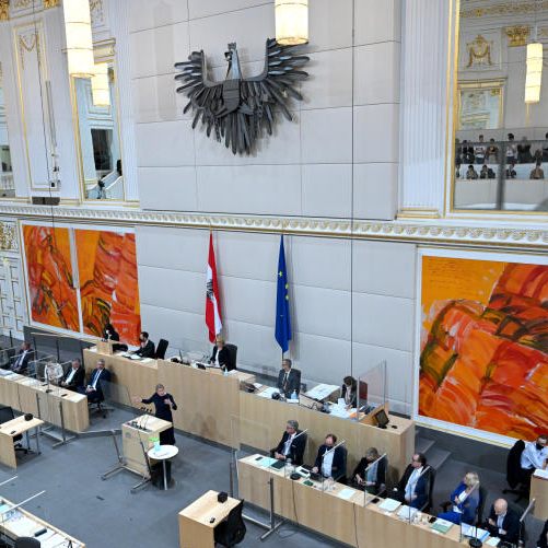 Die Plenarsitzung des Nationalrats am Dienstag steht ganz im Zeichen des Ukraine-Kriegs, der Teuerung und der Corona-Krise.