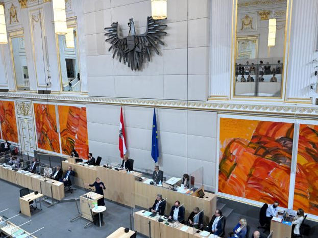 Die Plenarsitzung des Nationalrats am Dienstag steht ganz im Zeichen des Ukraine-Kriegs, der Teuerung und der Corona-Krise. Die Plenarsitzung des Nationalrats am Dienstag steht ganz im Zeichen des Ukraine-Kriegs, der Teuerung und der Corona-Krise.