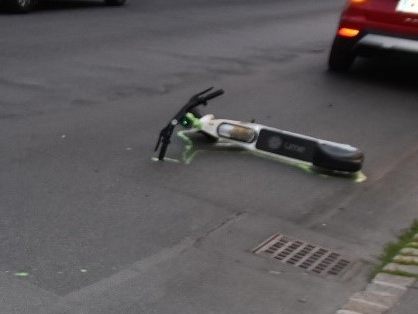 In Wien-Meidling wurde ein E-Scooter-Fahrer bei einer Kollision mit einem Auto schwer verletzt.