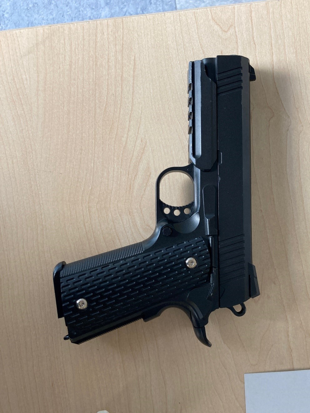Diese Softair-Pistole wurde bei dem 13-Jährigen festgestellt.