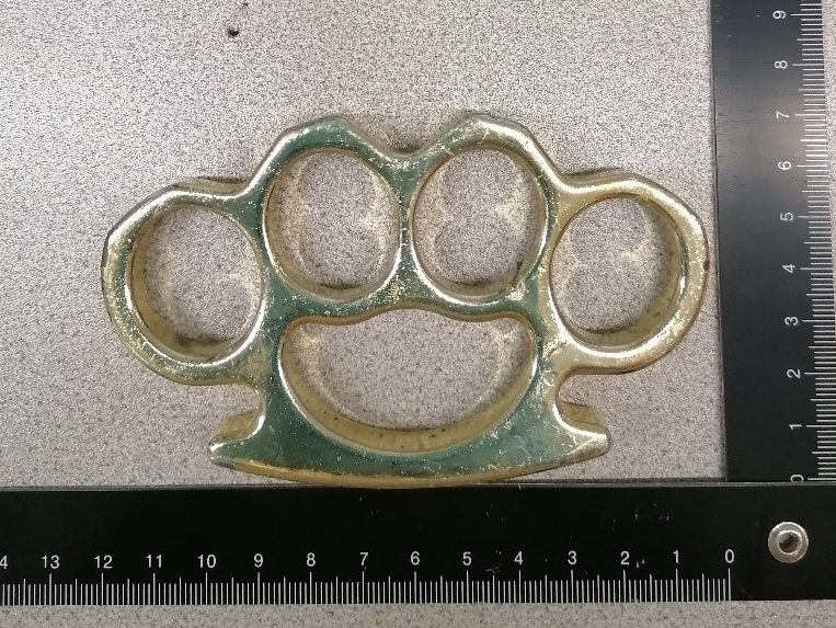Mit einem Schlagring ging ein 18-Jähriger auf seine Arbeitskollegen los. Mit einem Schlagring ging ein 18-Jähriger auf seine Arbeitskollegen los.