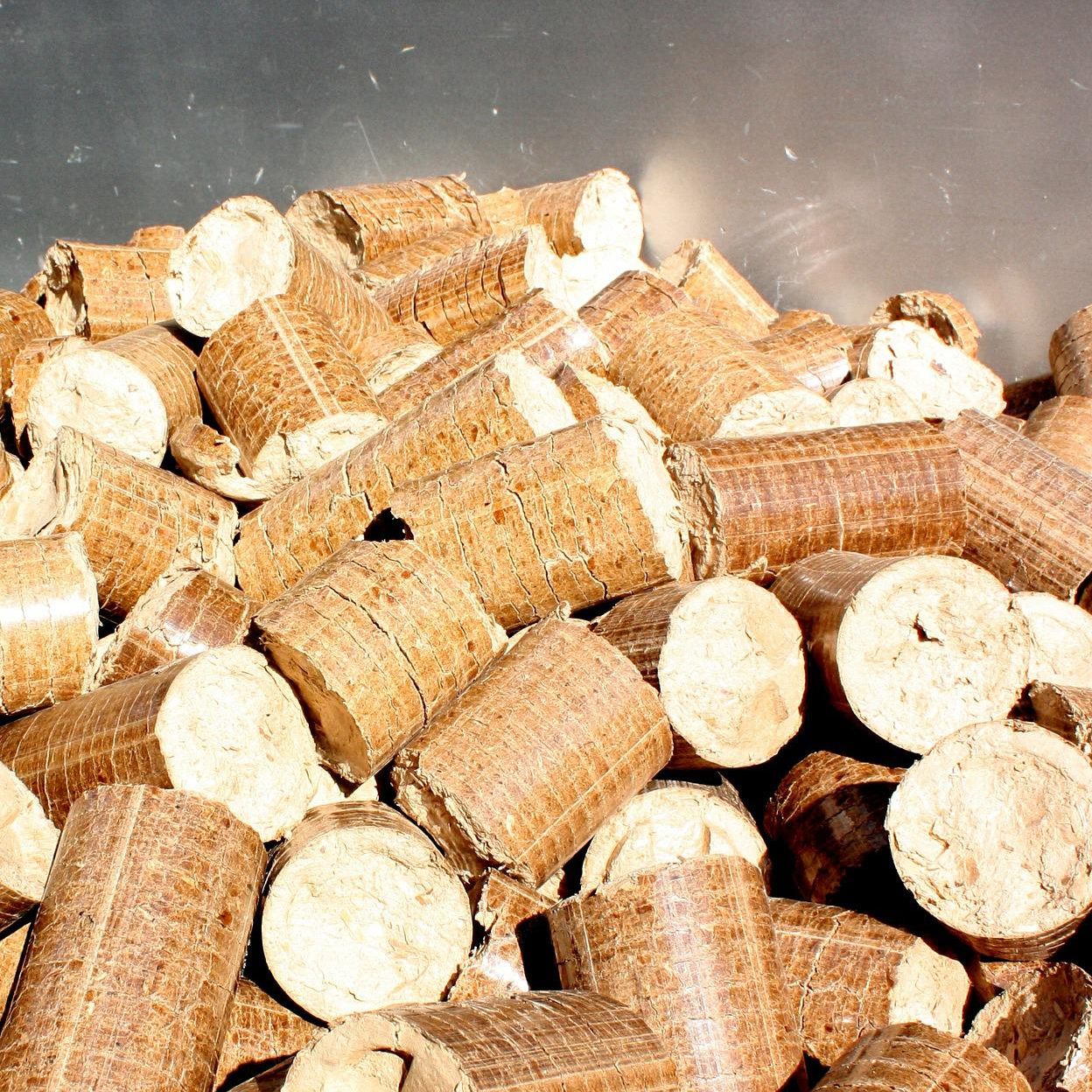 Pellets sind teurer geworden- die Branche fordert eine Bevorratungspflicht.