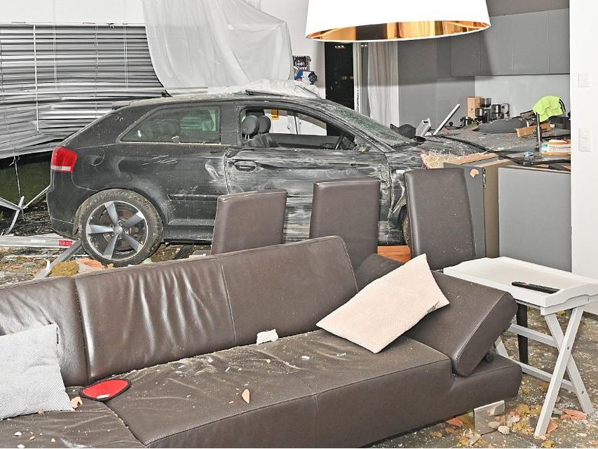 Ein 23-Jähriger raste in Schaffhausen mit seinem Audi in ein Wohnzimmer. Ein 23-Jähriger raste in Schaffhausen mit seinem Audi in ein Wohnzimmer.