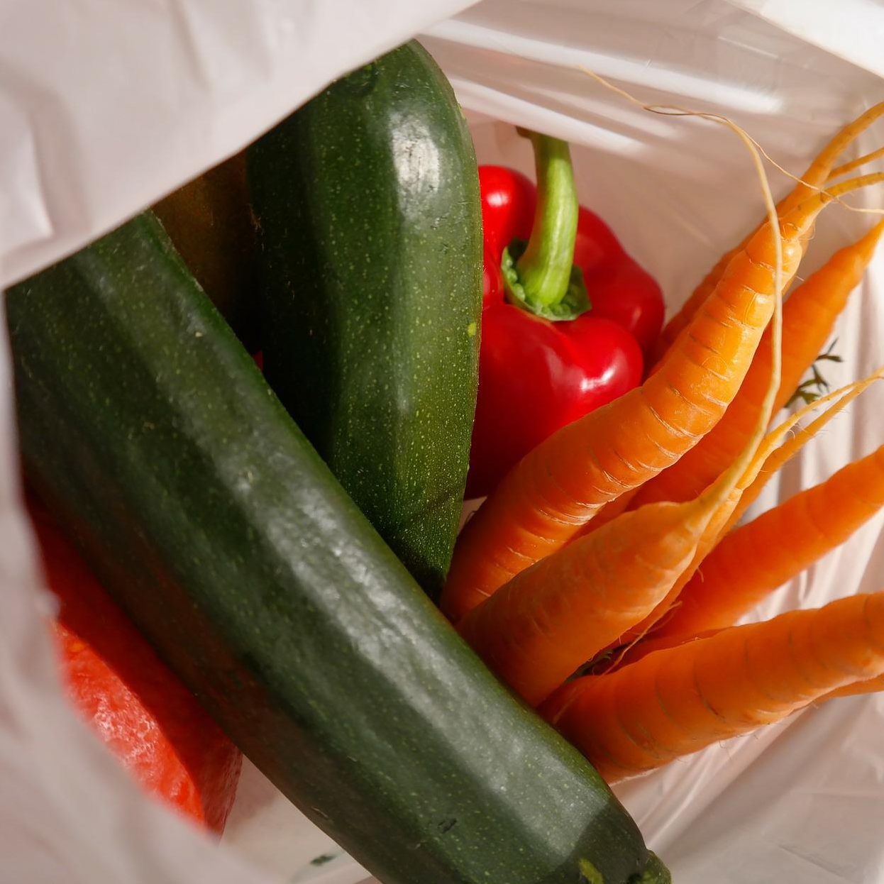 Mjam, MPreis und Hofer schnitten bei einem Test von "Konsument" mit "weniger zufriedenstellender Lieferung" ab.