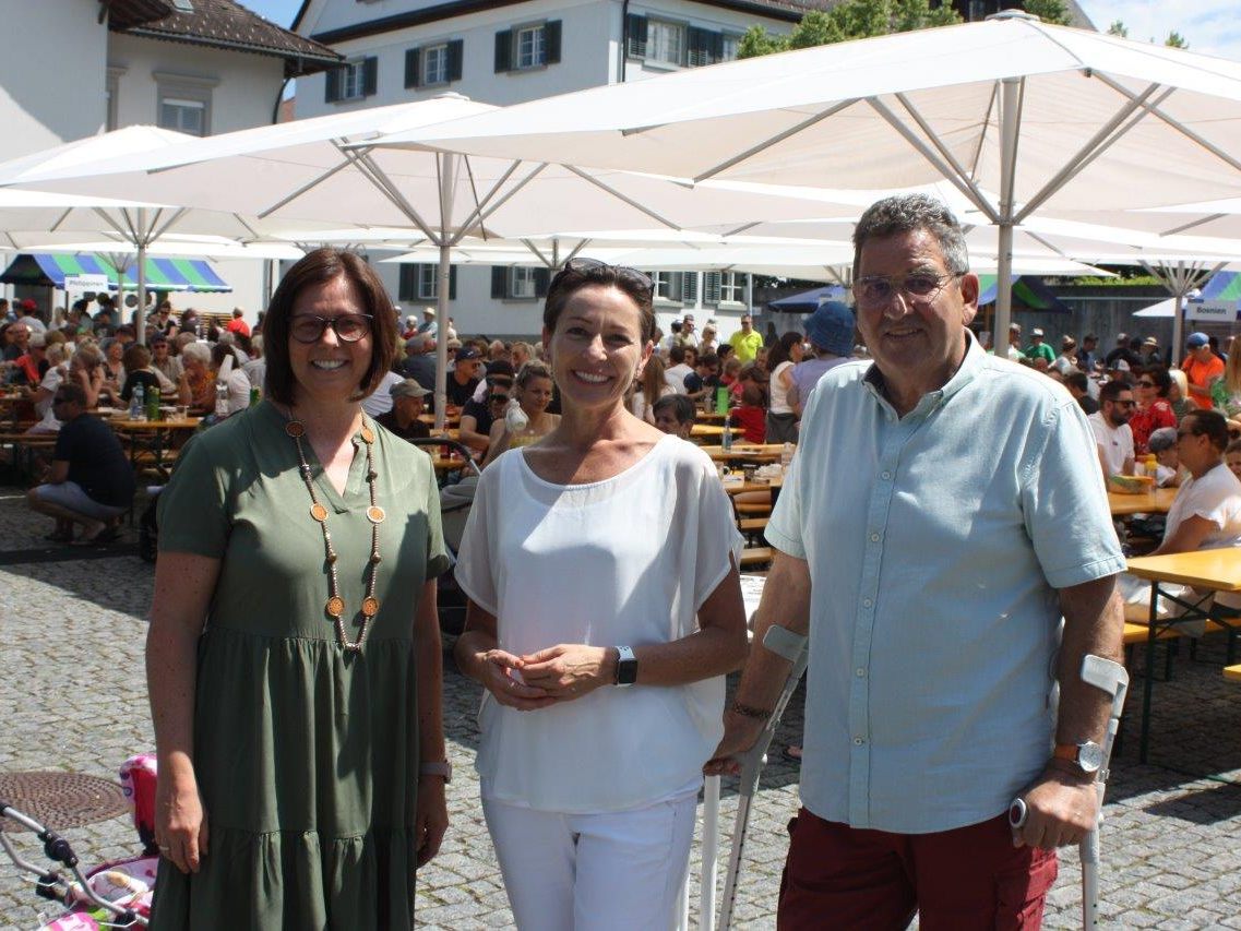 Große Freude bei Rankweil Bürgermeisterin Katharina Wöss-Krall, LR Martina Rüscher und Gemeinderat Helmut Jenny im Fest der Kulturen am Marktplatz.