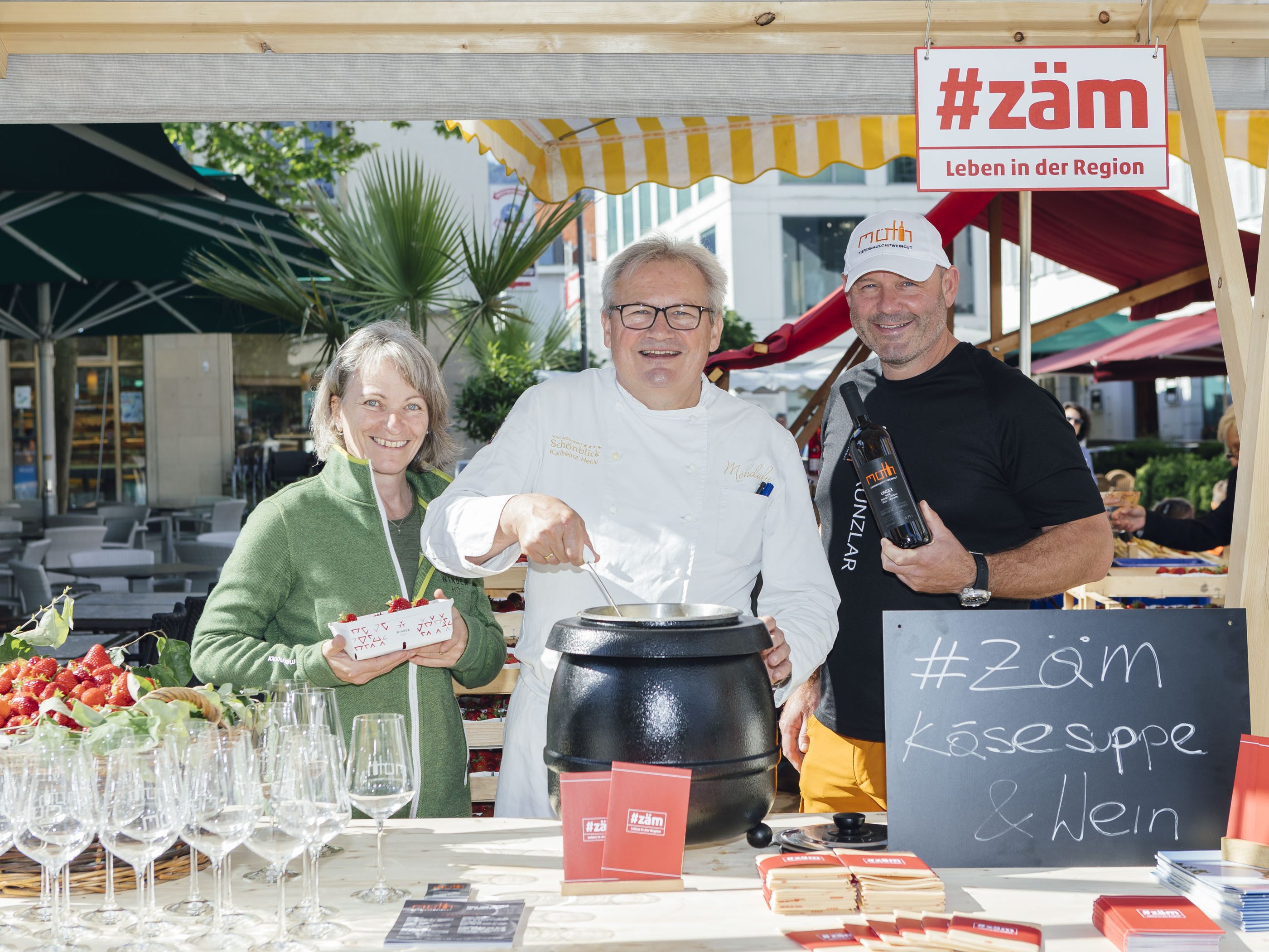 Bei der Premiere des #zäm-Marktstandes waren Obstbäuerin Theresia Winder, Gastronom Karlheinz Hehle und Winzer Josef Möth dabei.
