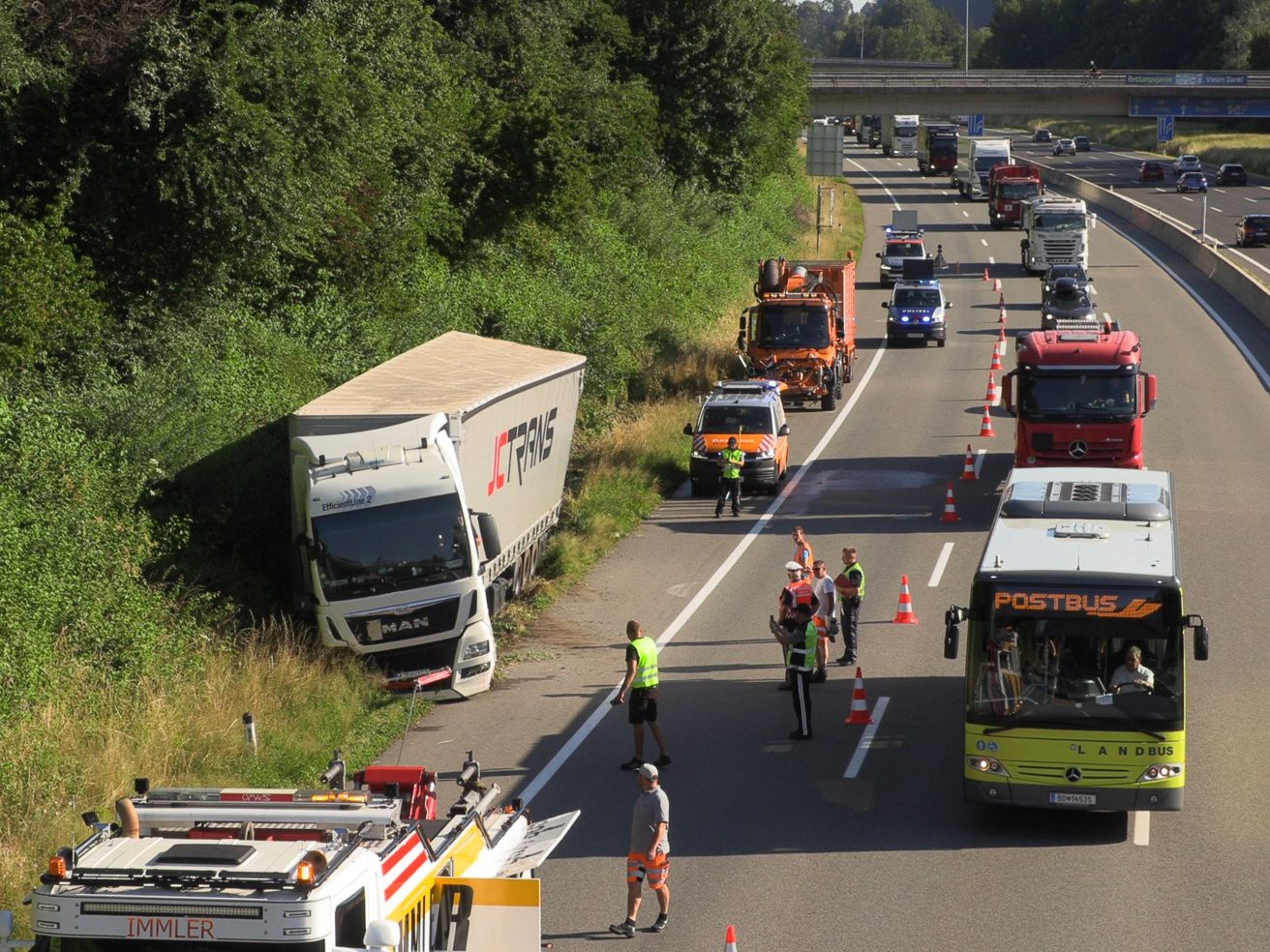 Medizinischer Notfall: Lkw-Fahrer musste Fahrzeug stoppen.