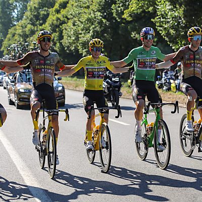 Vingegaard feierte mit seinem Team Jumbo-Visma