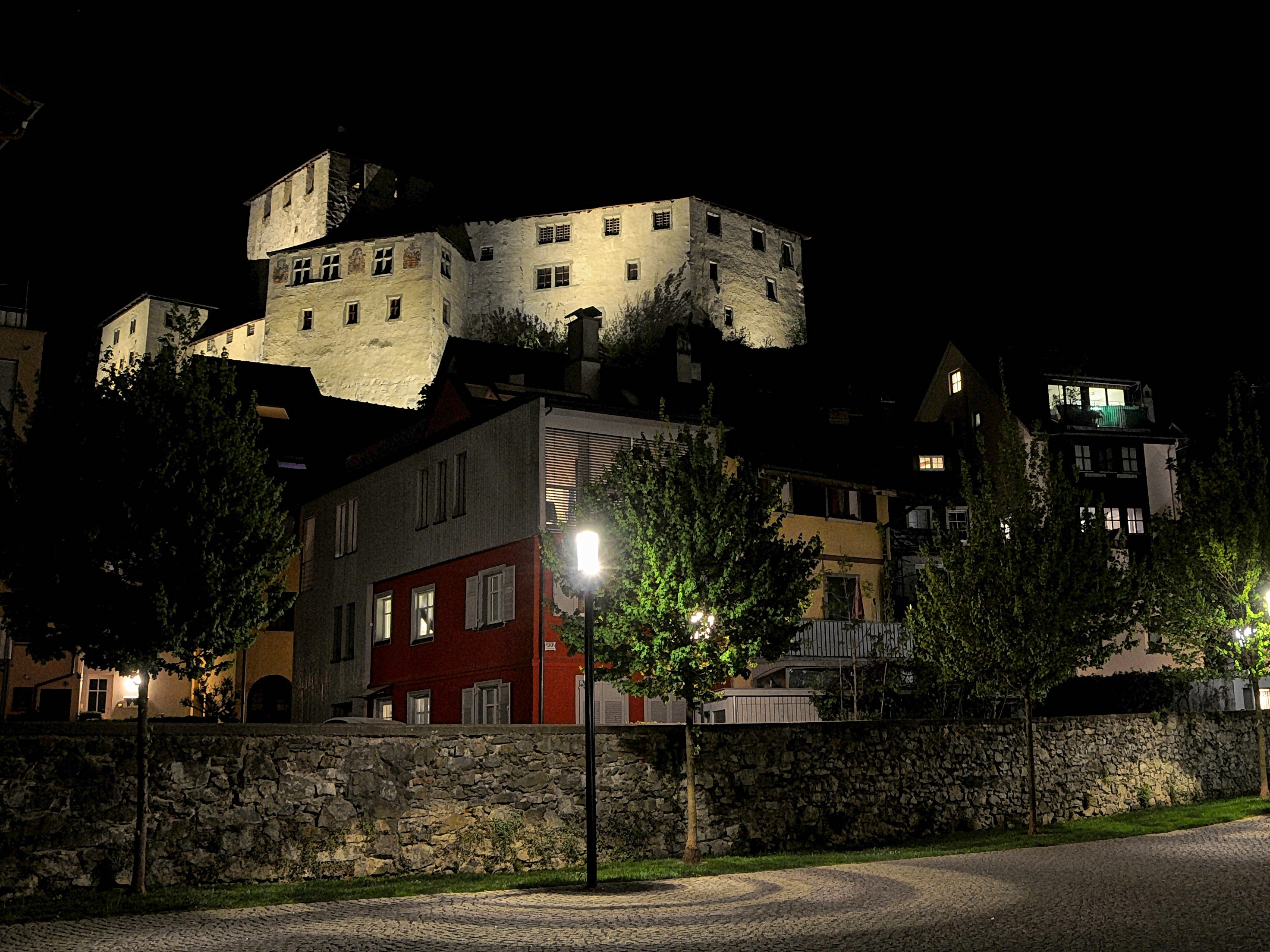 Stadt Feldkirch bei Nacht - bisher.