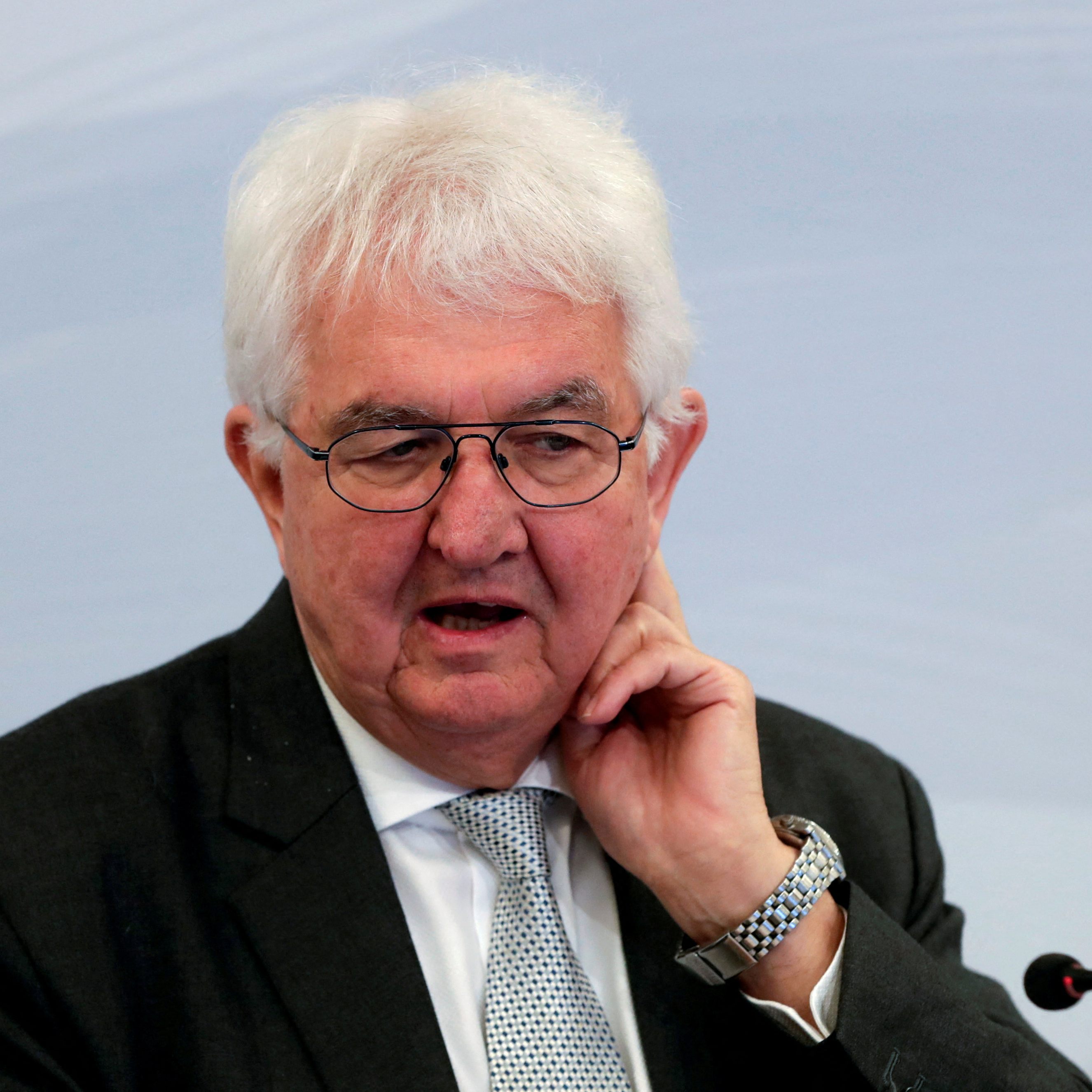 Nationalbank-Gouverneur Robert Holzmann erwartet eine Entscheidung der EZB über eine weitere Zinsanhebung erst im Herbst.