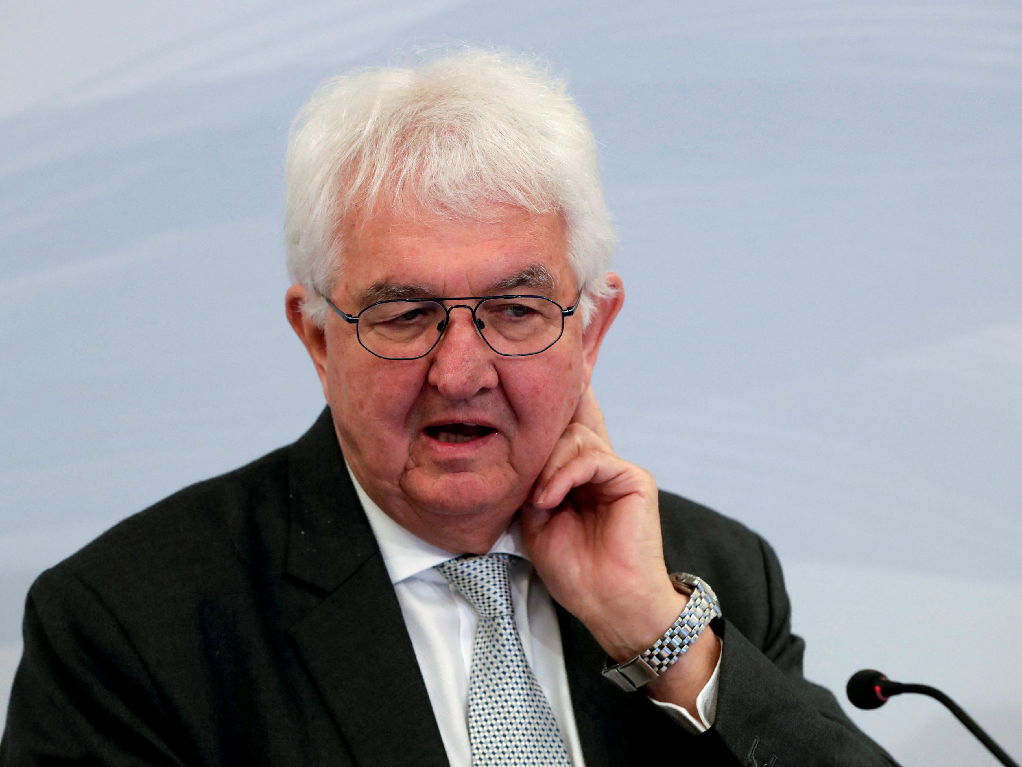 Nationalbank-Gouverneur Robert Holzmann erwartet eine Entscheidung der EZB über eine weitere Zinsanhebung erst im Herbst.