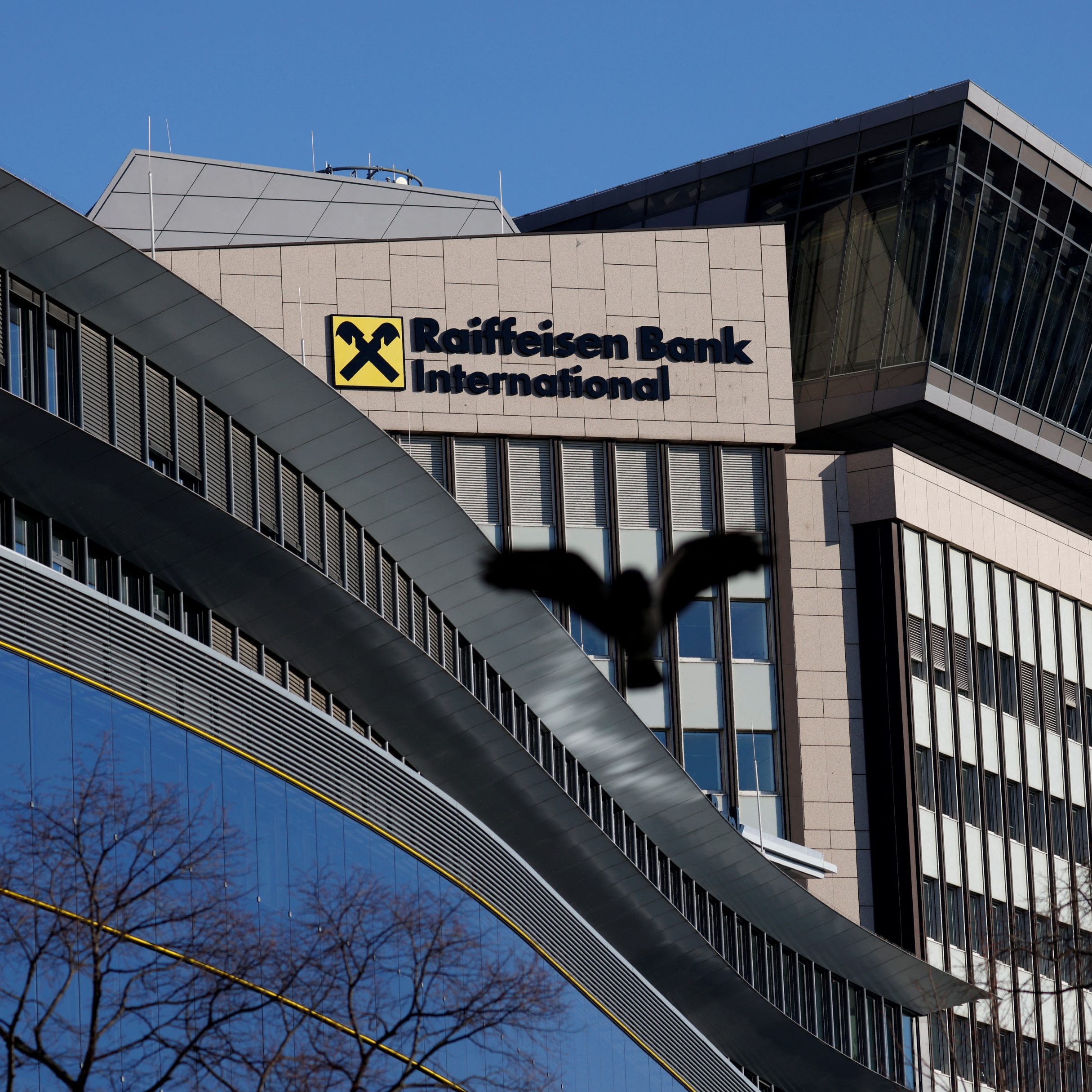 Auch die österreichische Raiffeisen Bank International sucht wieder Personal in Russland.