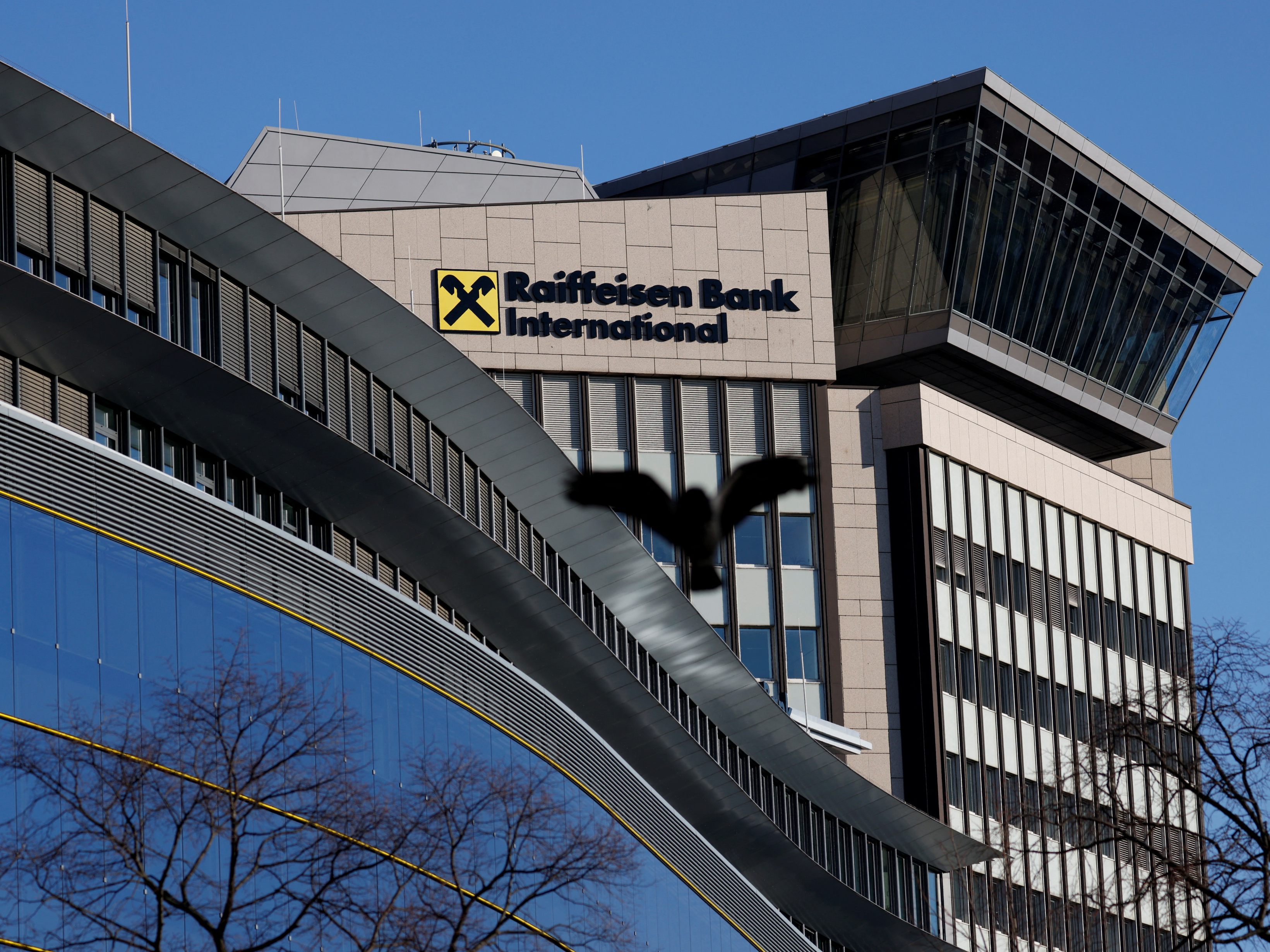 Auch die österreichische Raiffeisen Bank International sucht wieder Personal in Russland.