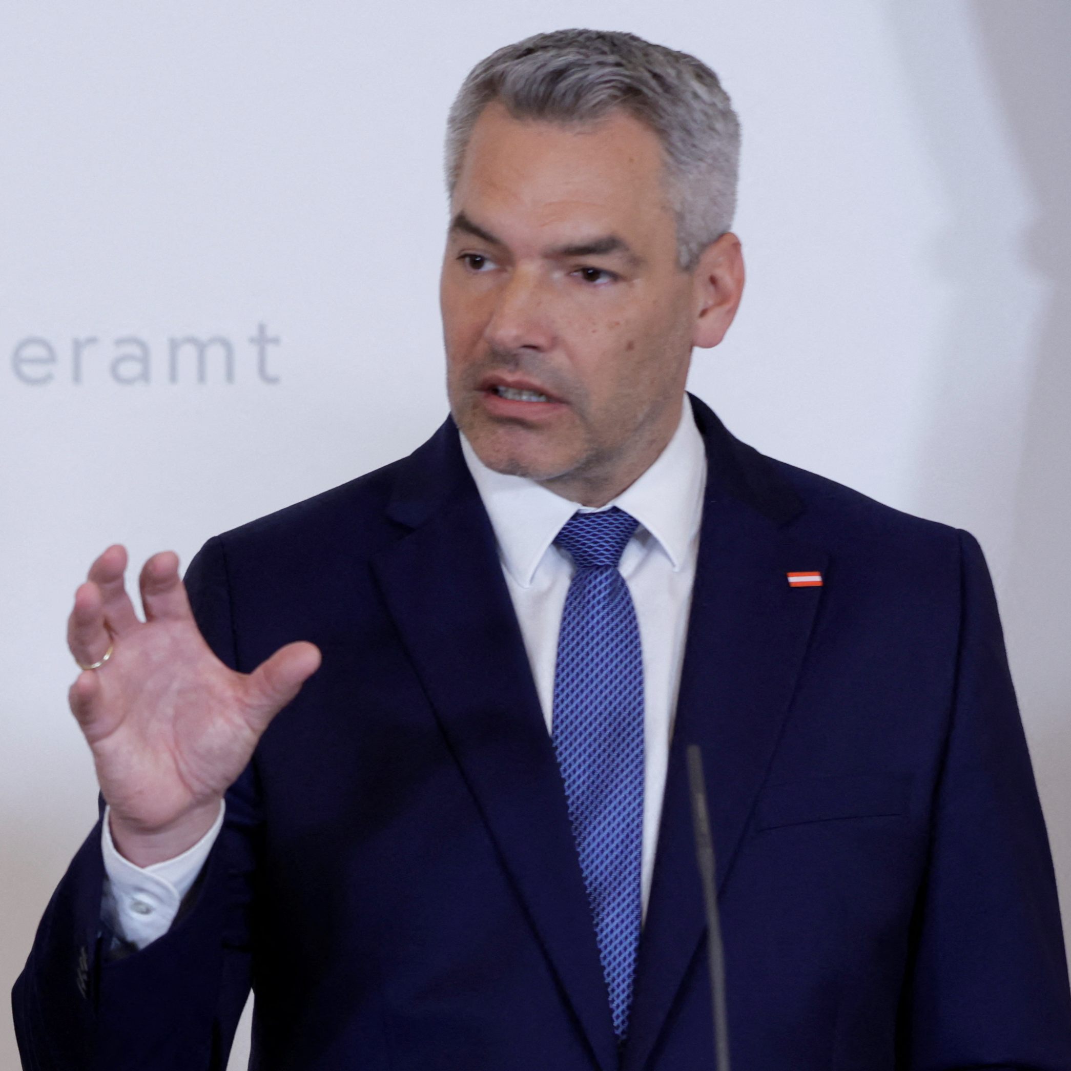 Kanzler Karl Nehammer (ÖVP) beantwortet am Mittwoch die dringliche Anfrage zur Teuerung im Nationalrat.