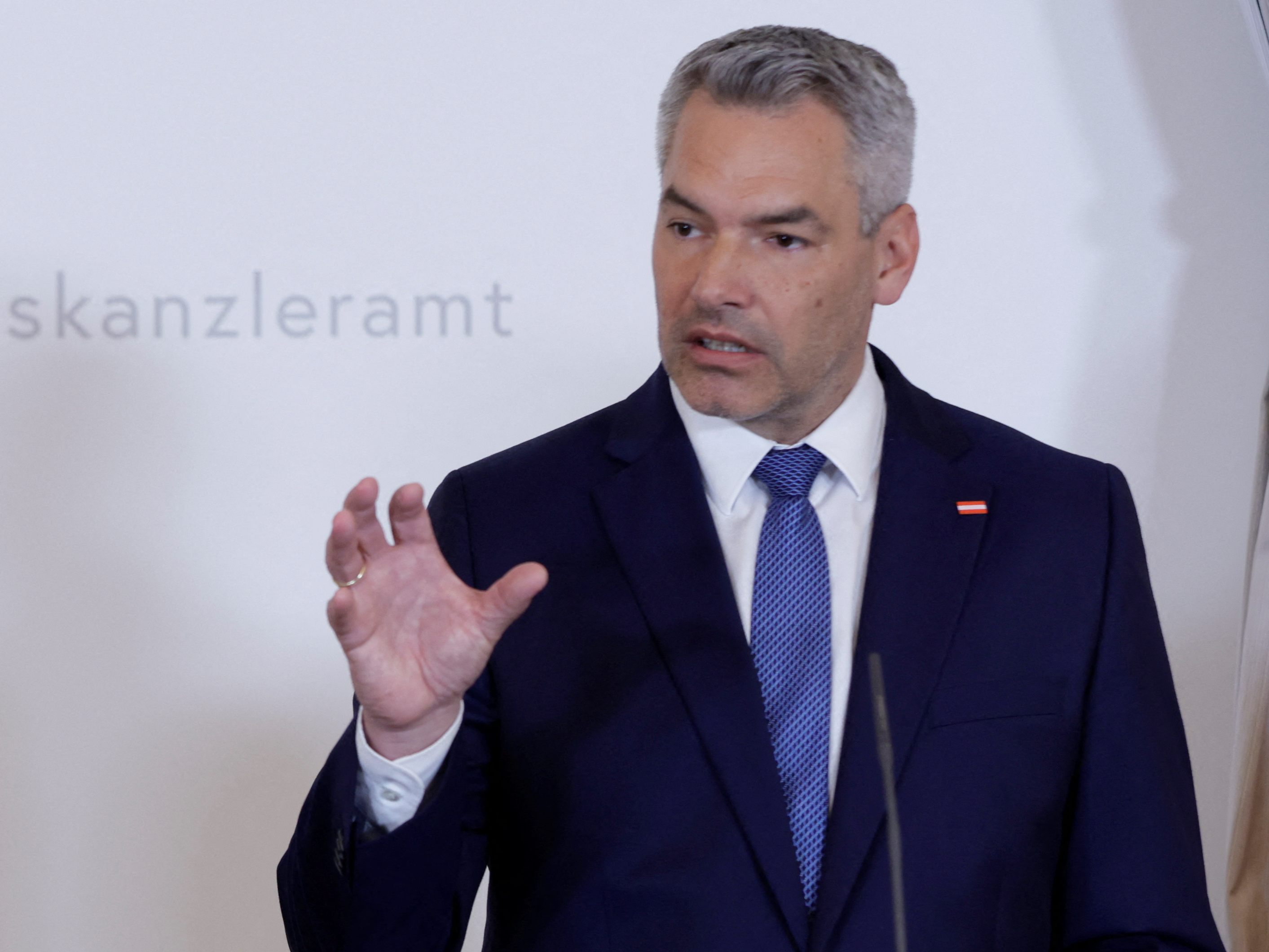 Kanzler Karl Nehammer (ÖVP) beantwortet am Mittwoch die dringliche Anfrage zur Teuerung im Nationalrat.