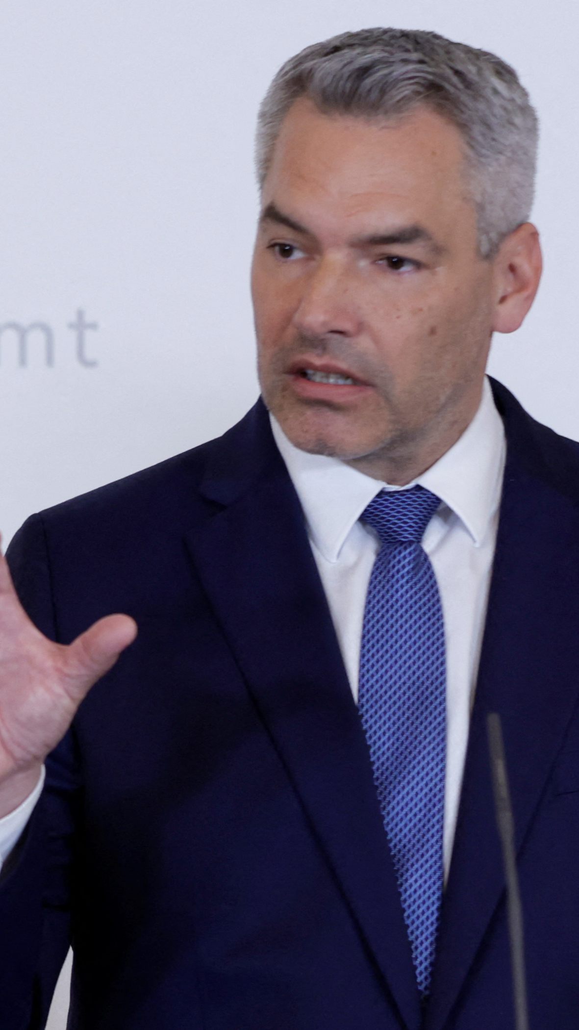 Kanzler Karl Nehammer (ÖVP) beantwortet am Mittwoch die dringliche Anfrage zur Teuerung im Nationalrat.