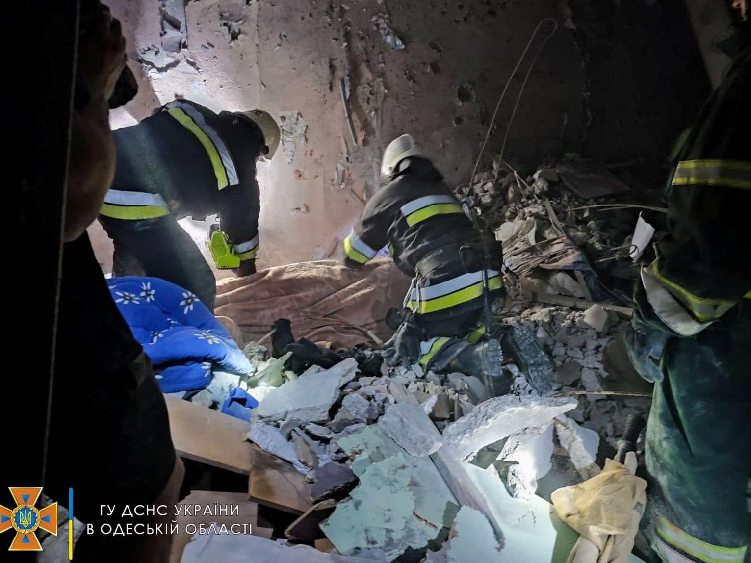 Bei einem russischen Raketenangriff in einem Wohngebäude in Odessa wurden mindestens 14 Menschen getötet.