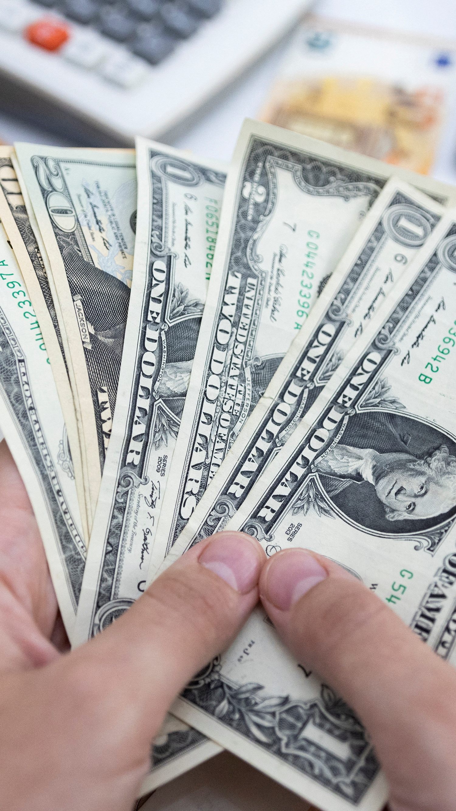 Der Euro war am Freitag zum US-Dollar mit 1,0030 Dollar wenig verändert