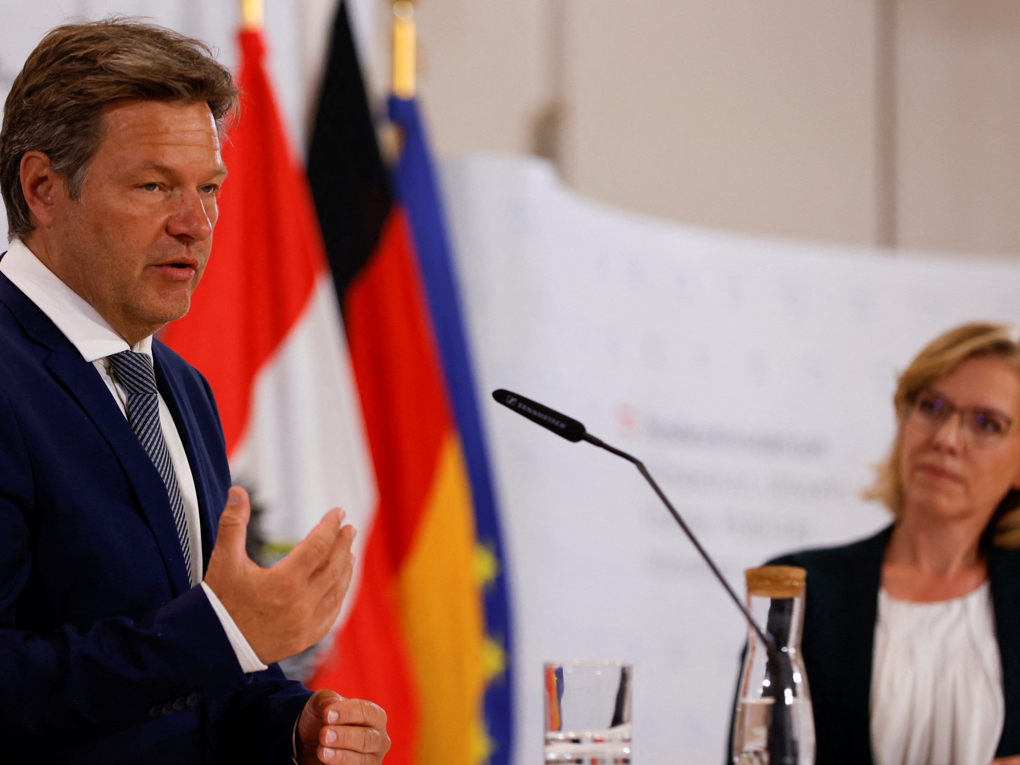 Habeck und Gewessler: Vereinbarung für Fall eines Gasmangels. Habeck besichtigte auch Großwärmepumpe in Wien-Simmering. Habeck und Gewessler: Vereinbarung für Fall eines Gasmangels. Habeck besichtigte auch Großwärmepumpe in Wien-Simmering.