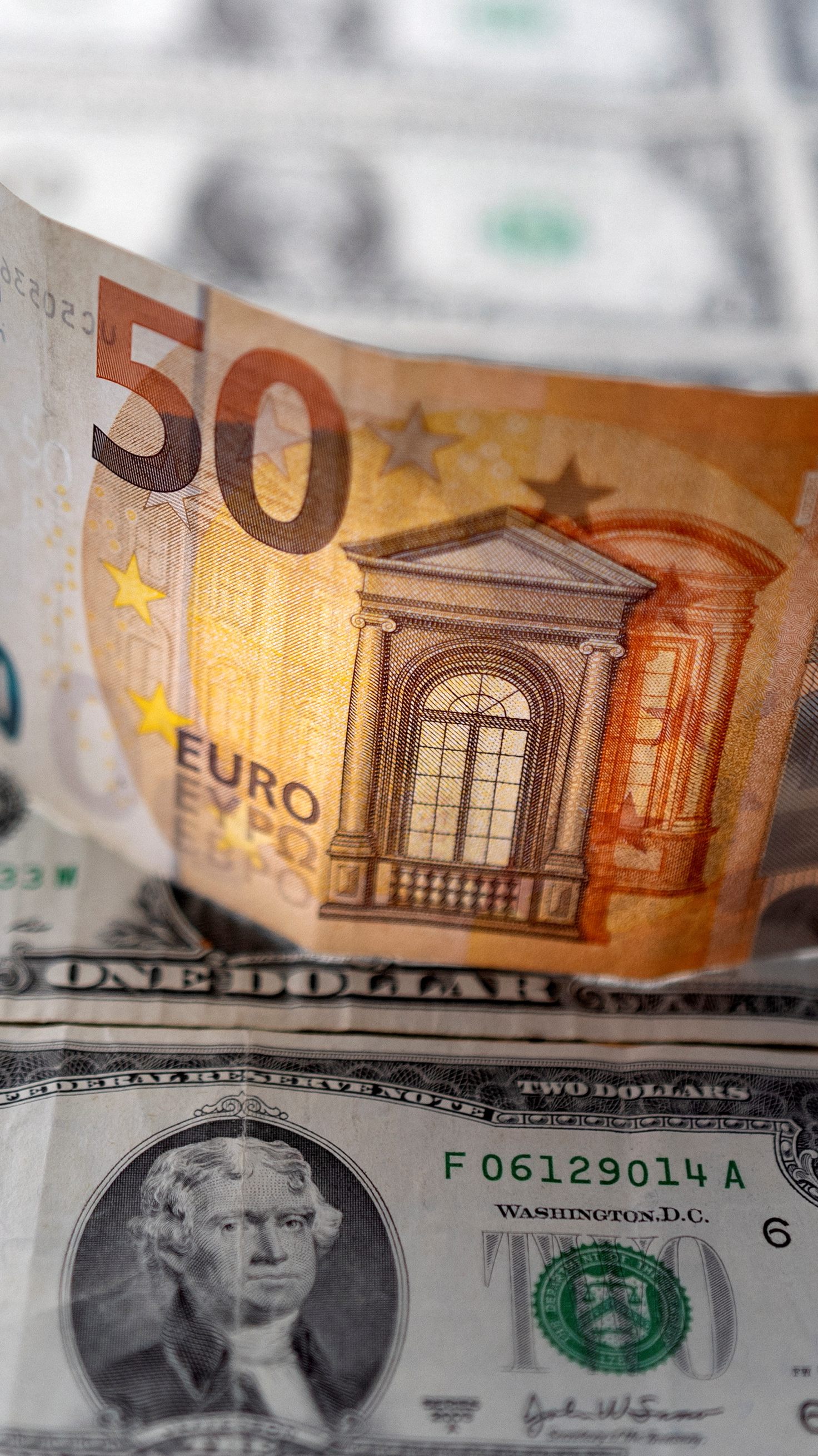 Gemeinschaftswährung auf Parität zum Dollar gefallen.