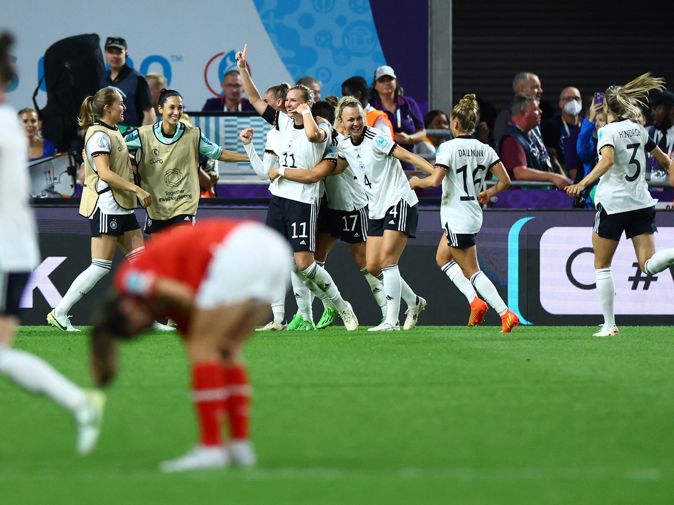 Österreich verliert das EM-Viertelfinale gegen Deutschland mit 0:2. Österreich verliert das EM-Viertelfinale gegen Deutschland mit 0:2.