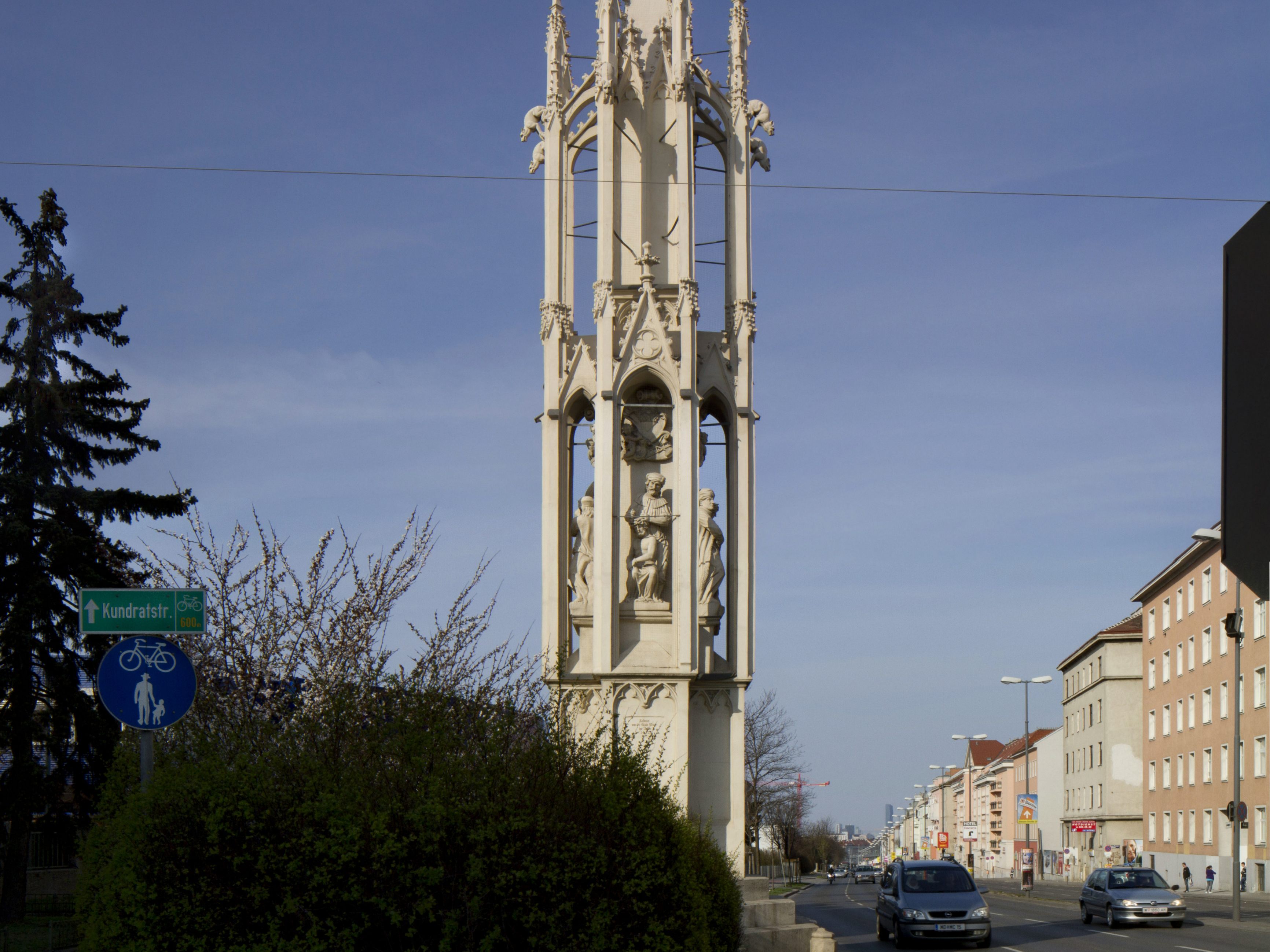 Die "Spinnerin am Kreuz" wird restauriert. Die "Spinnerin am Kreuz" wird restauriert.