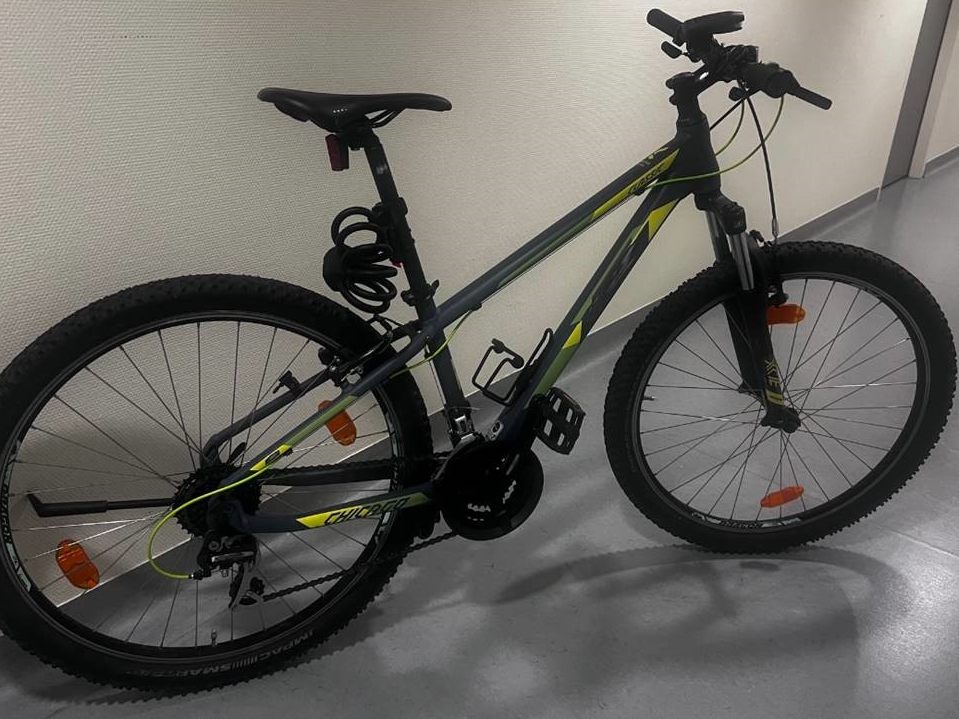 Ein 24-Jähriger wurde in Mödling augrund des Verdachts auf Auto- und Fahrraddiebstahl festgenommen.