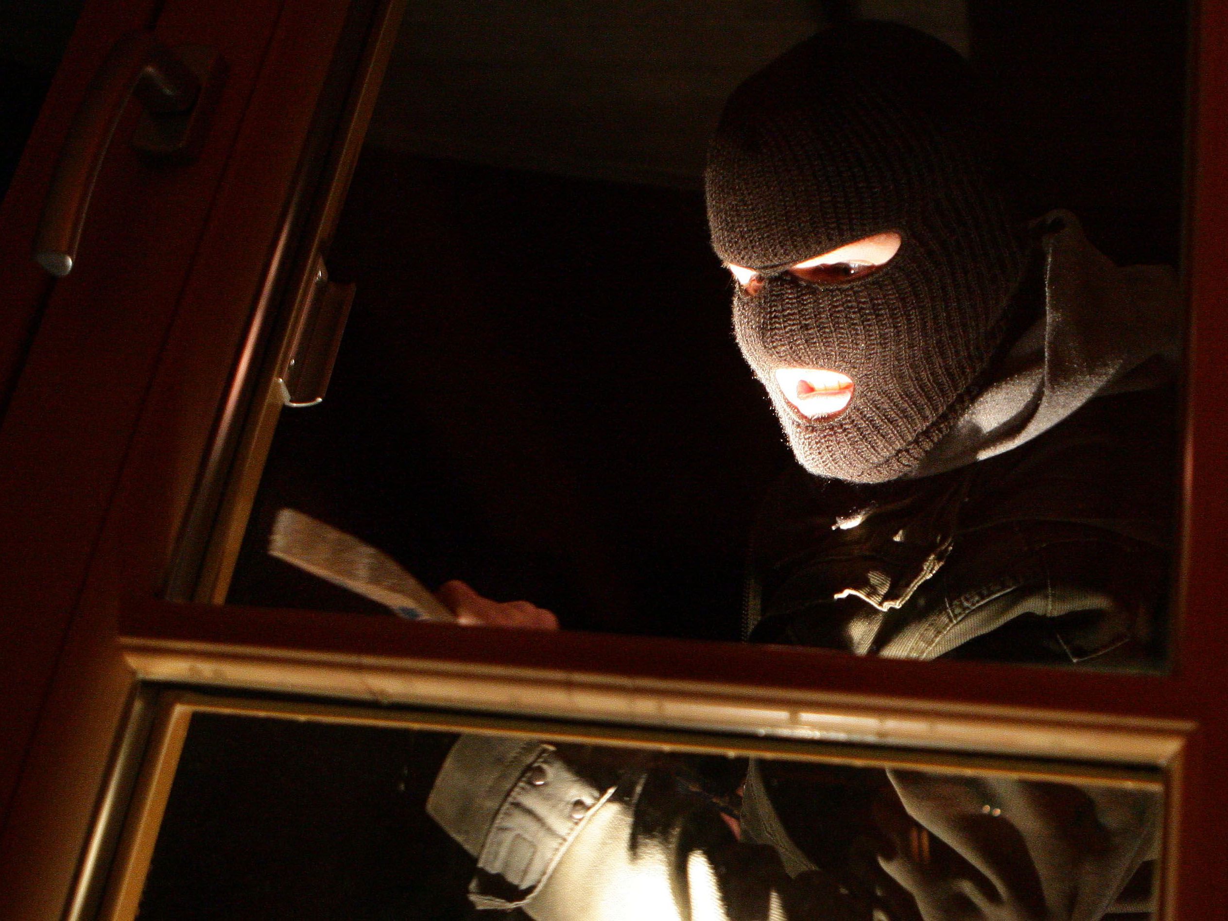 Unbekannte haben bei einem Einbruch in ein Wohnhaus in Wien-Floridsdorf eine 9.000 Euro teure Designerkette gestohlen.